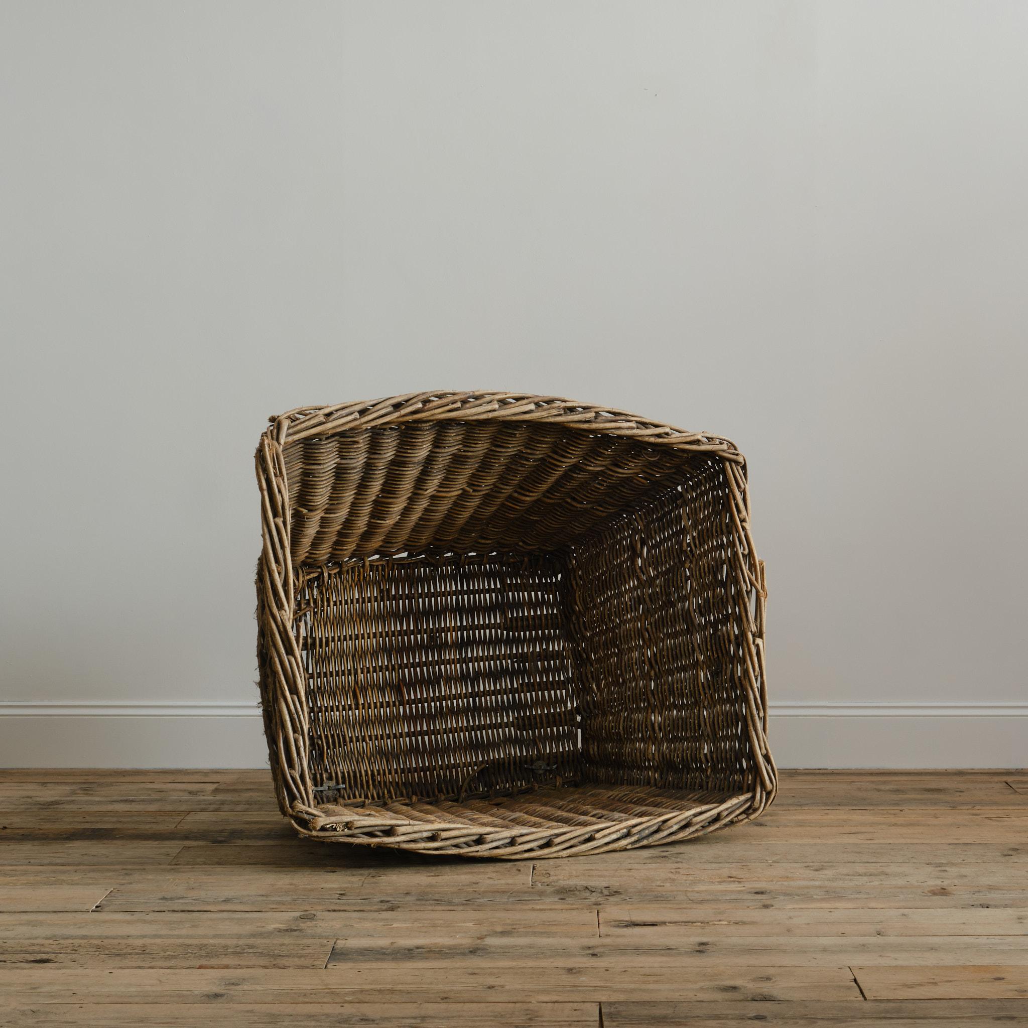 20ième siècle Grand panier en osier en forme de moulin tordu. en vente