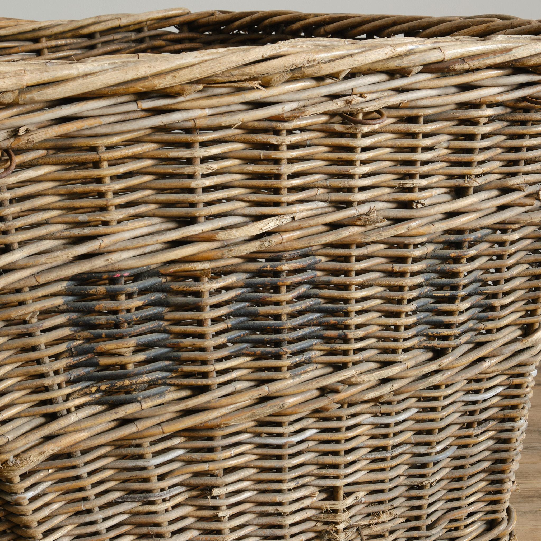 Grand panier en osier en forme de moulin tordu. en vente 3