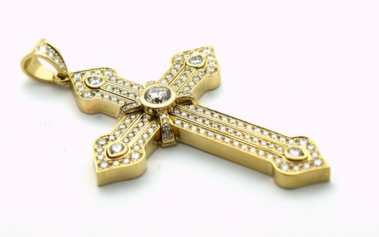 Reperto raro, lavorazione di eccellente qualità, croce di diamanti interamente realizzata a mano, lunga 2,5 pollici, realizzata con diamanti di purezza VS e colore F. I diamanti sono incastonati alla perfezione, la lucidatura dell'oro è fantastica,