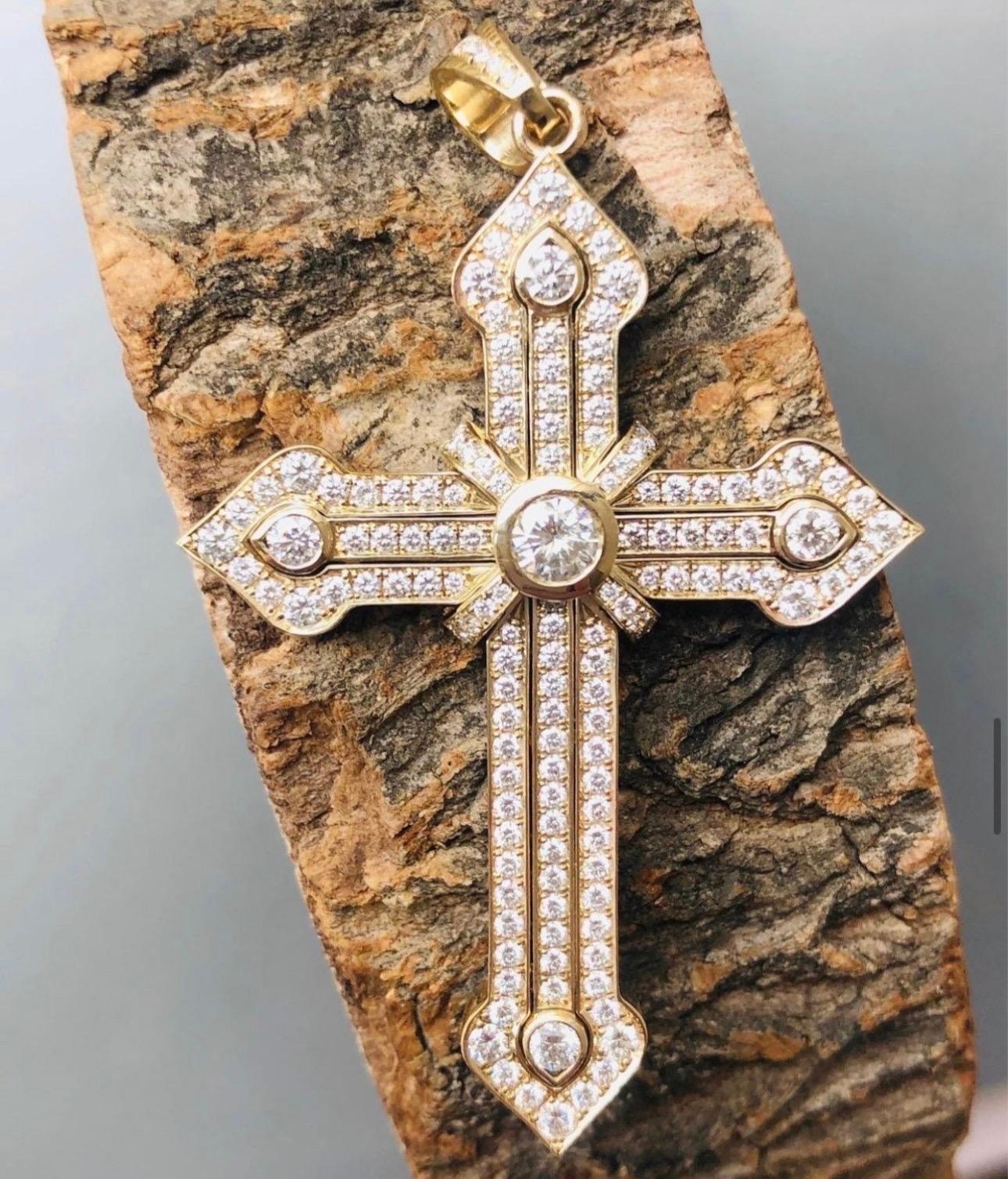 Croce grande in oro giallo 18KT 2,10 carati di diamanti di purezza VS colore F In condizioni Nuovo in vendita a Boca Raton, FL