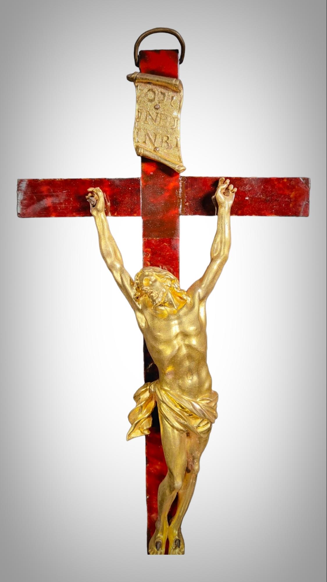 Großes Kreuz mit Christus aus vergoldeter Bronze aus dem 17. Jahrhundert (18. Jahrhundert und früher) im Angebot