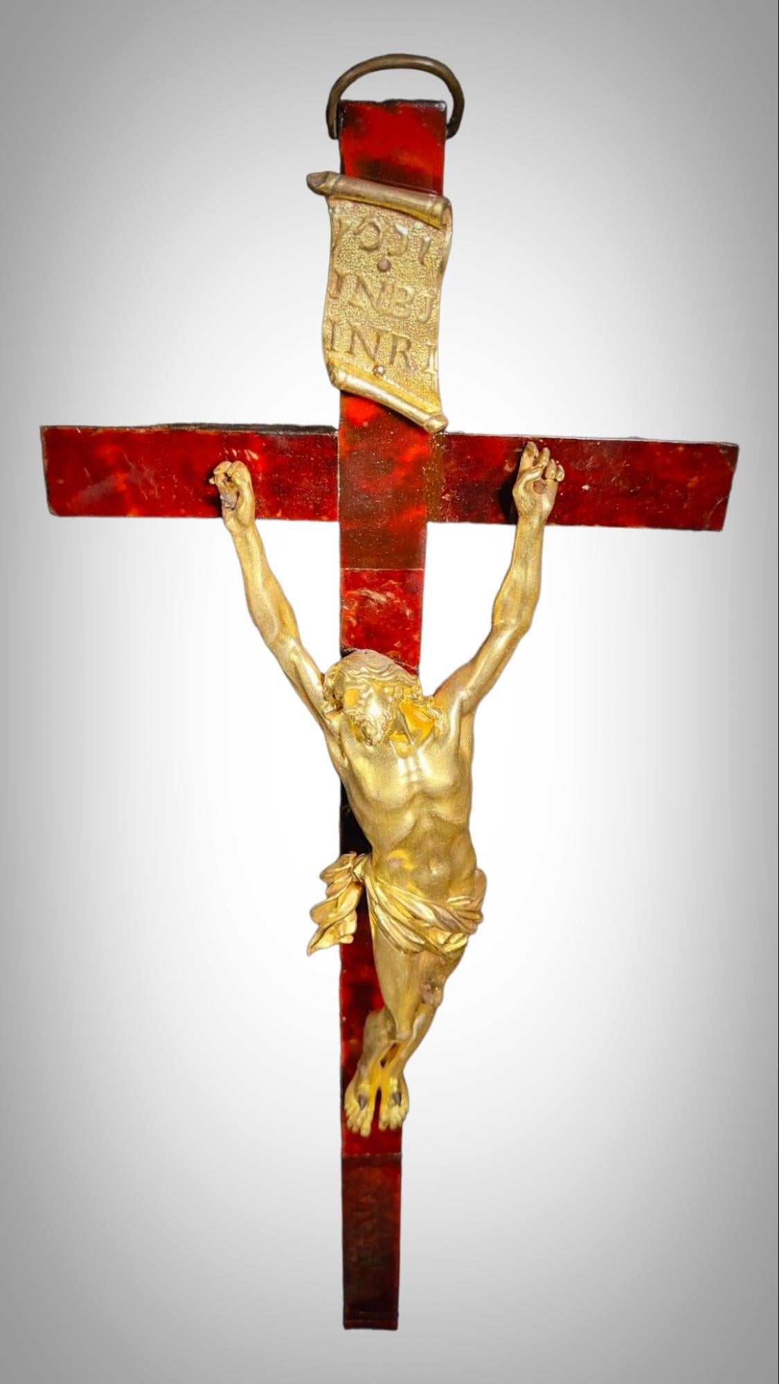 Großes Kreuz mit Christus aus vergoldeter Bronze aus dem 17. Jahrhundert im Angebot 1