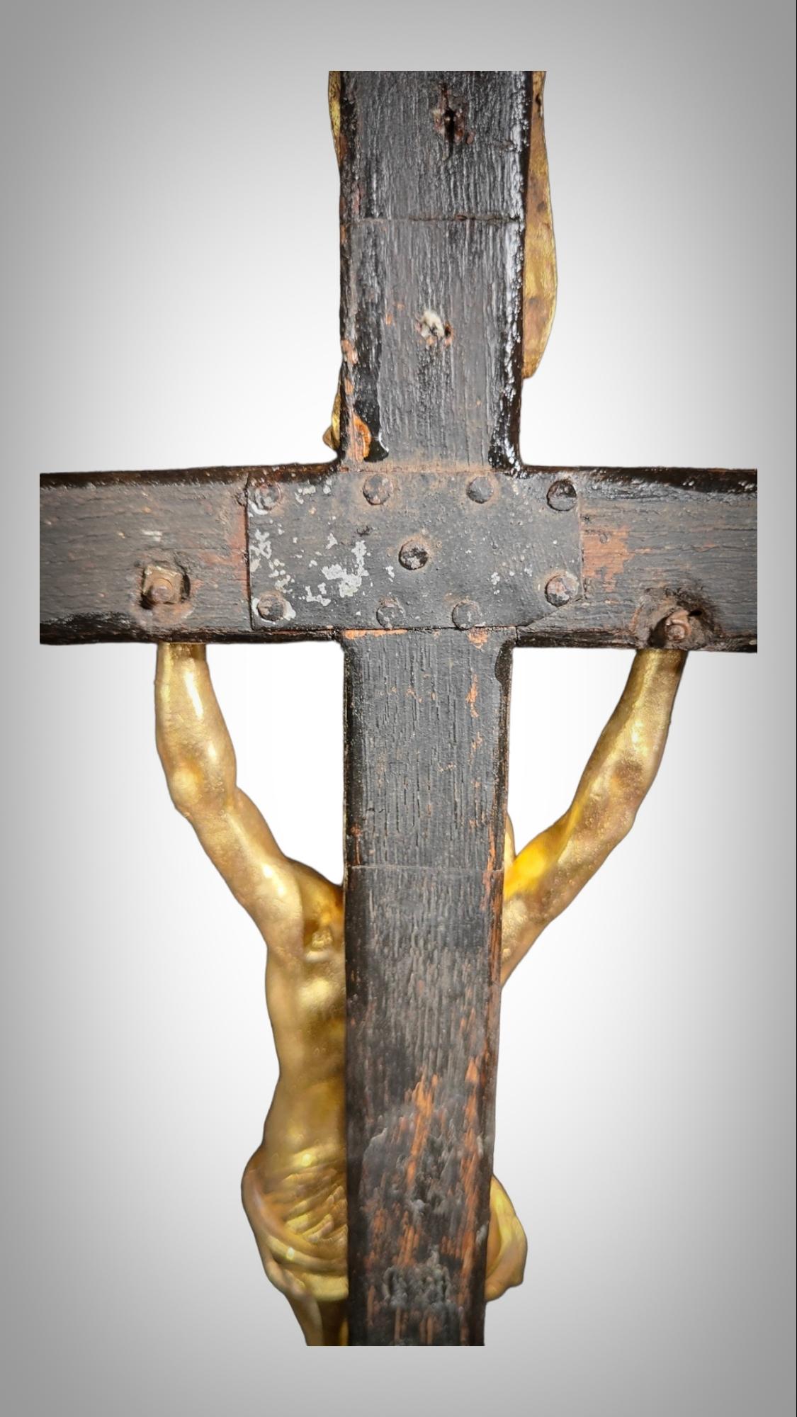 Großes Kreuz mit Christus aus vergoldeter Bronze aus dem 17. Jahrhundert im Angebot 3