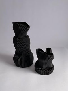 Große zerknitterte Vase aus schwarzem 3D-gedrucktem Kunststoff auf Pflanzenbasis