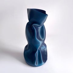 Große zerknitterte Vase aus dunkelblauem 3D-gedrucktem Kunststoff auf Pflanzenbasis - Smooth Edition