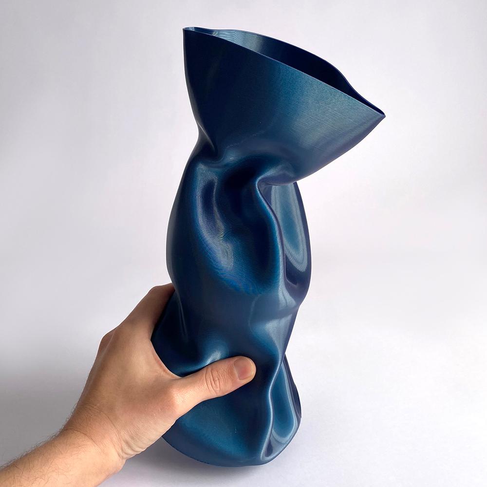 Large Crumpled Vase in Dark Blue 3D Printed Plant Based Plastic - Smooth Edition Posmoderno en venta