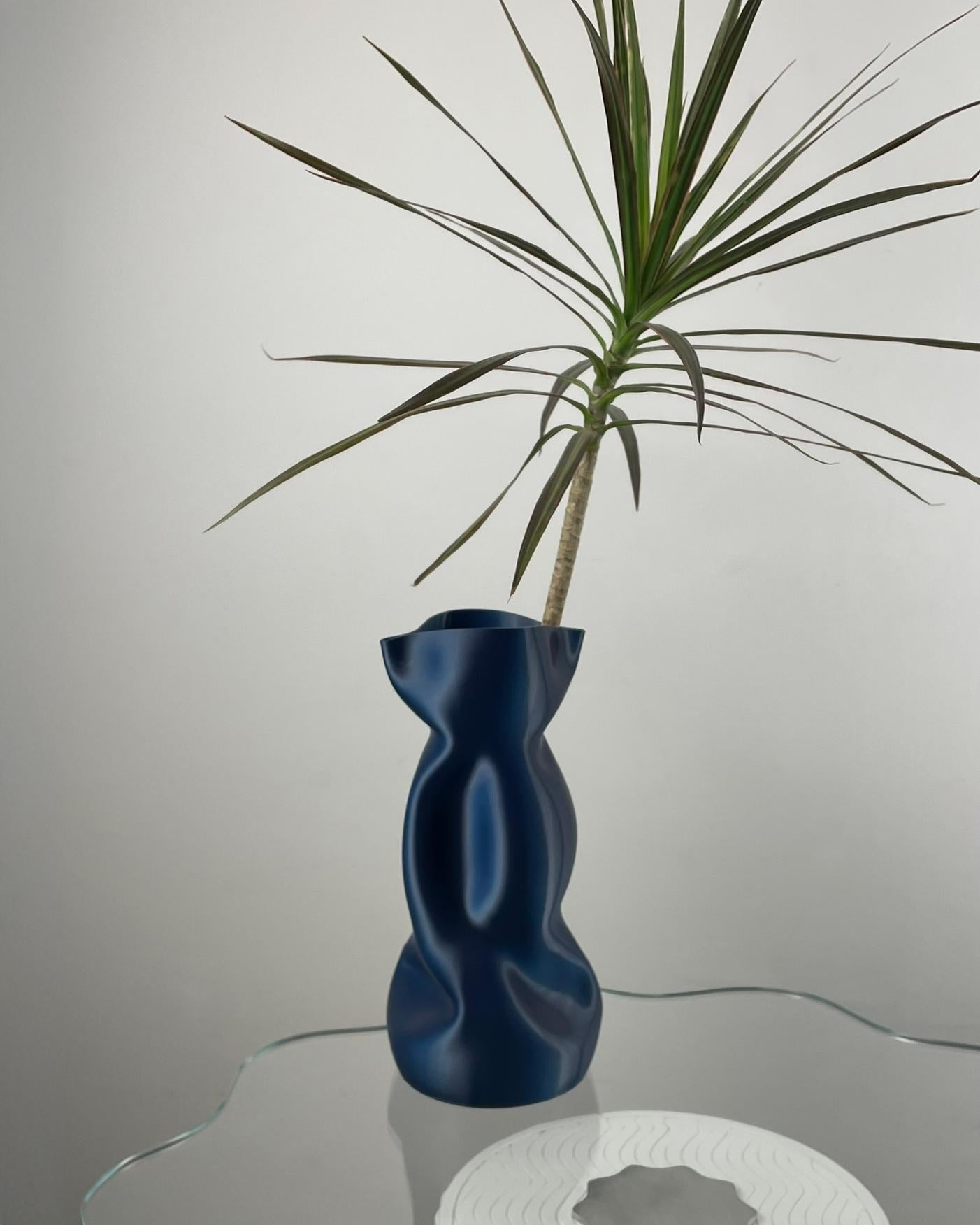 Large Crumpled Vase in Dark Blue 3D Printed Plant Based Plastic - Smooth Edition Brasileño en venta