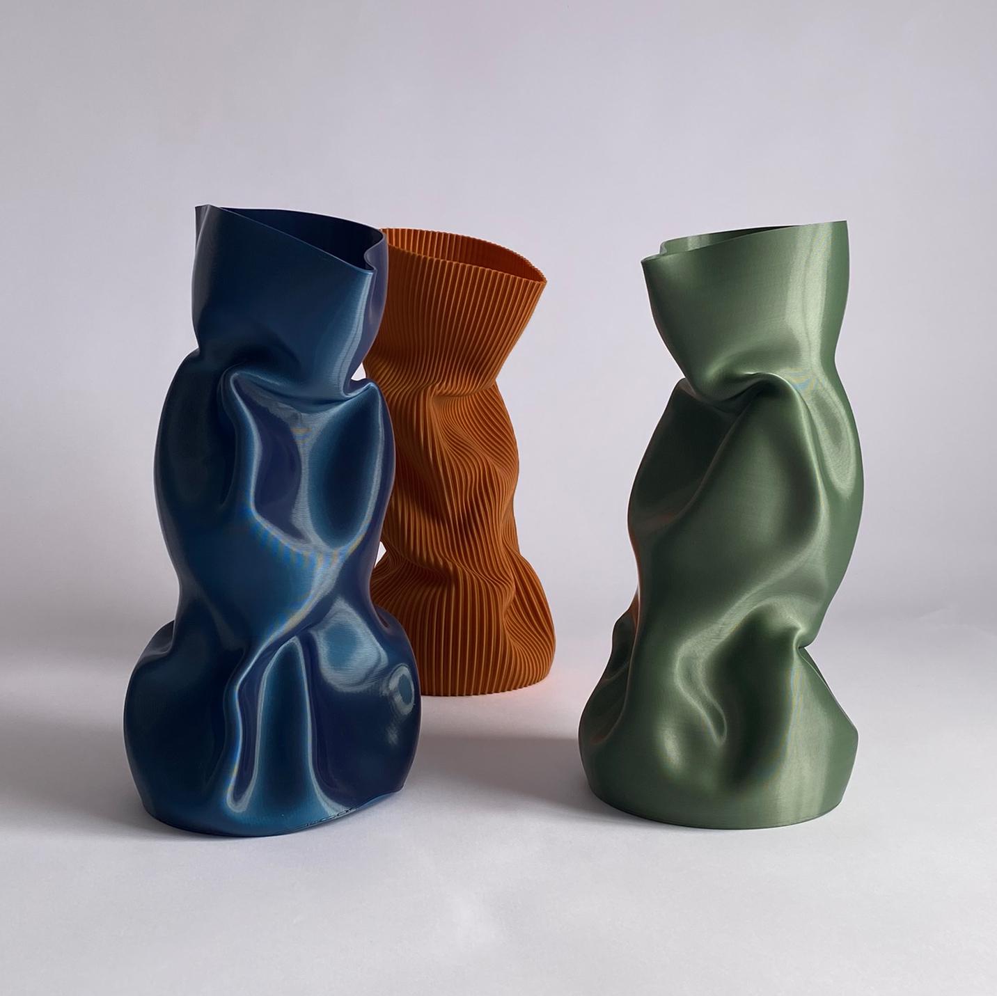 Large Crumpled Vase in Dark Blue 3D Printed Plant Based Plastic - Smooth Edition Moldeado en venta