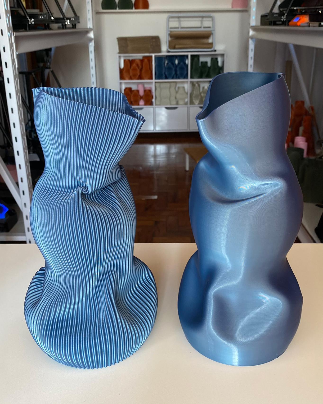 Large Crumpled Vase in Dark Blue 3D Printed Plant Based Plastic - Smooth Edition en Nuevo estado para la venta en São Paulo, BR