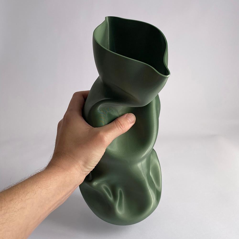Large Crumpled Vase in Green 3D Printed Plant Based Plastic - Smooth Edition Posmoderno en venta