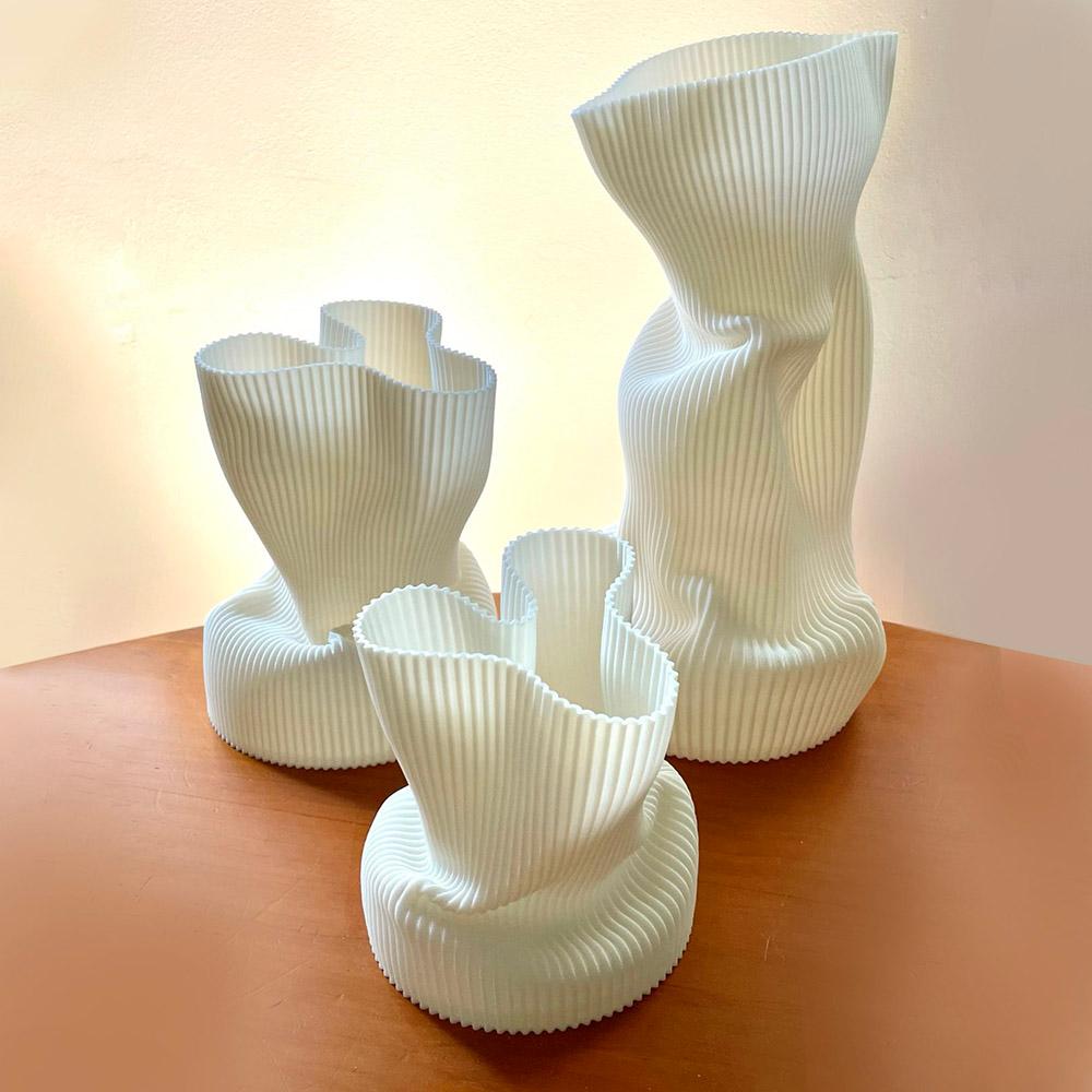 Large Crumpled Vase in Off White 3D Printed Plant Based Plastic Brasileño en venta