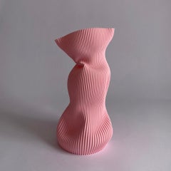 Große zerknitterte Vase in rosa 3D-gedrucktem Kunststoff auf Pflanzenbasis