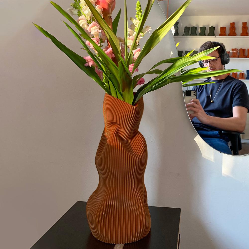 Large Crumpled Vase in Terracotta 3D Printed Plant Based Plastic Moldeado en venta