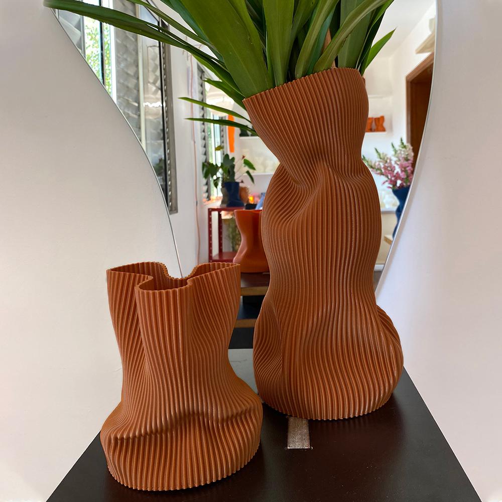 Large Crumpled Vase in Terracotta 3D Printed Plant Based Plastic en Nuevo estado para la venta en São Paulo, BR