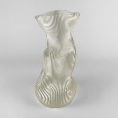 Große zerknitterte Vase aus lichtdurchlässigem 3D-gedrucktem Kunststoff auf Pflanzenbasis