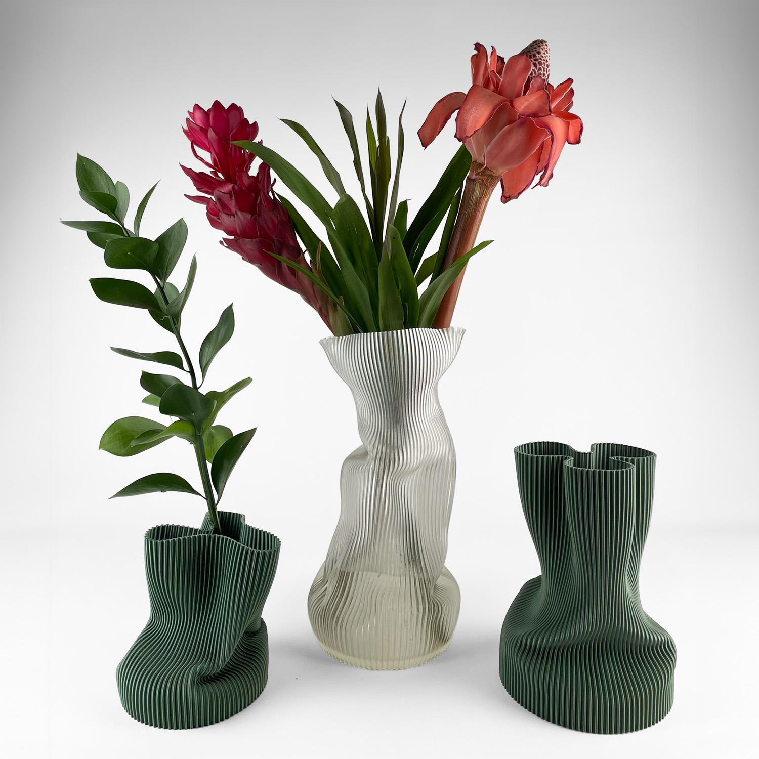 Large Crumpled Vase in Translucent 3D Printed Plant Based Plastic en Nuevo estado para la venta en São Paulo, BR