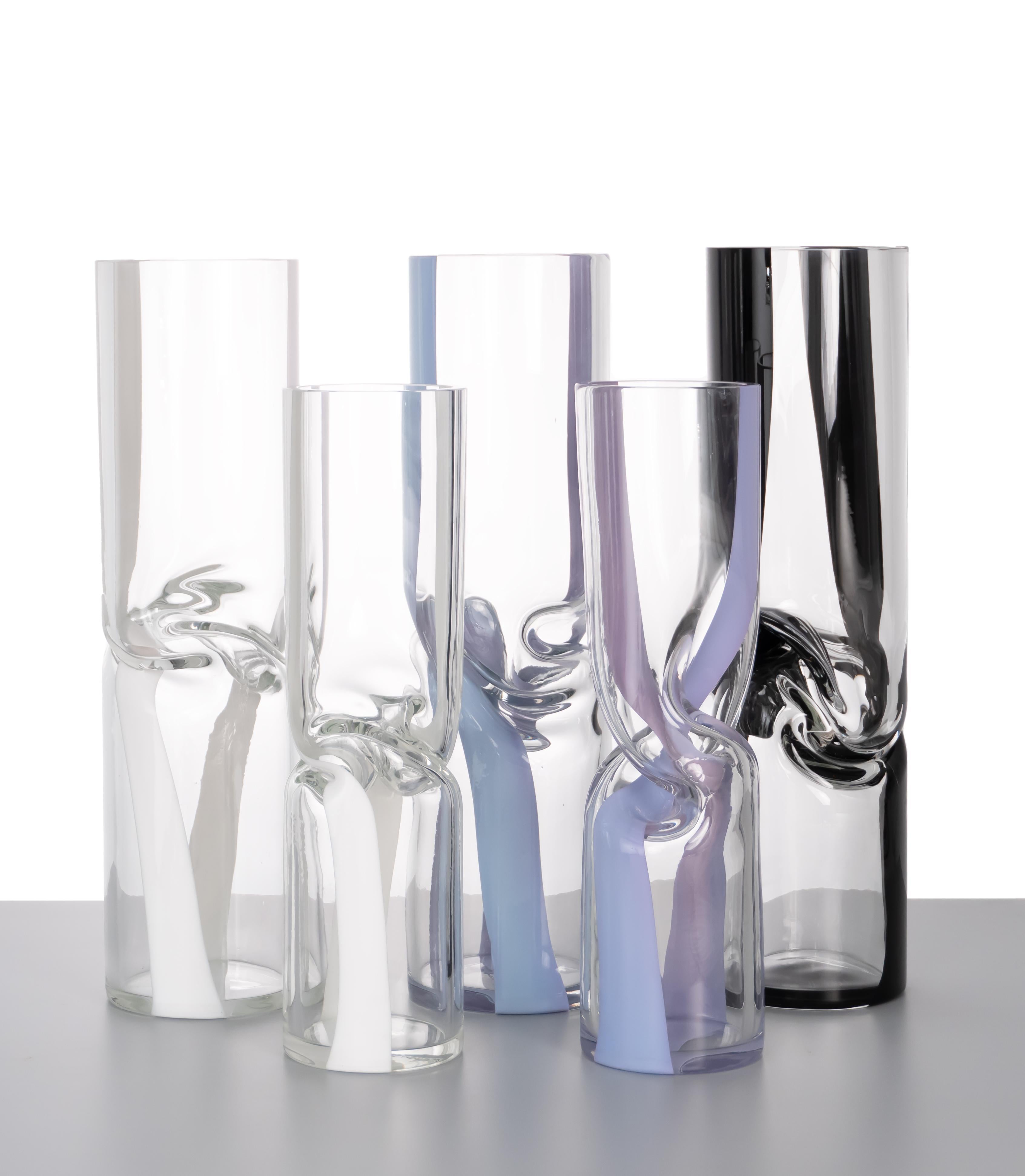 Large Crushed Glass Vase: Black & White Hand Blown Glass by Avram Rusu Studio In New Condition For Sale In Brooklyn, NY