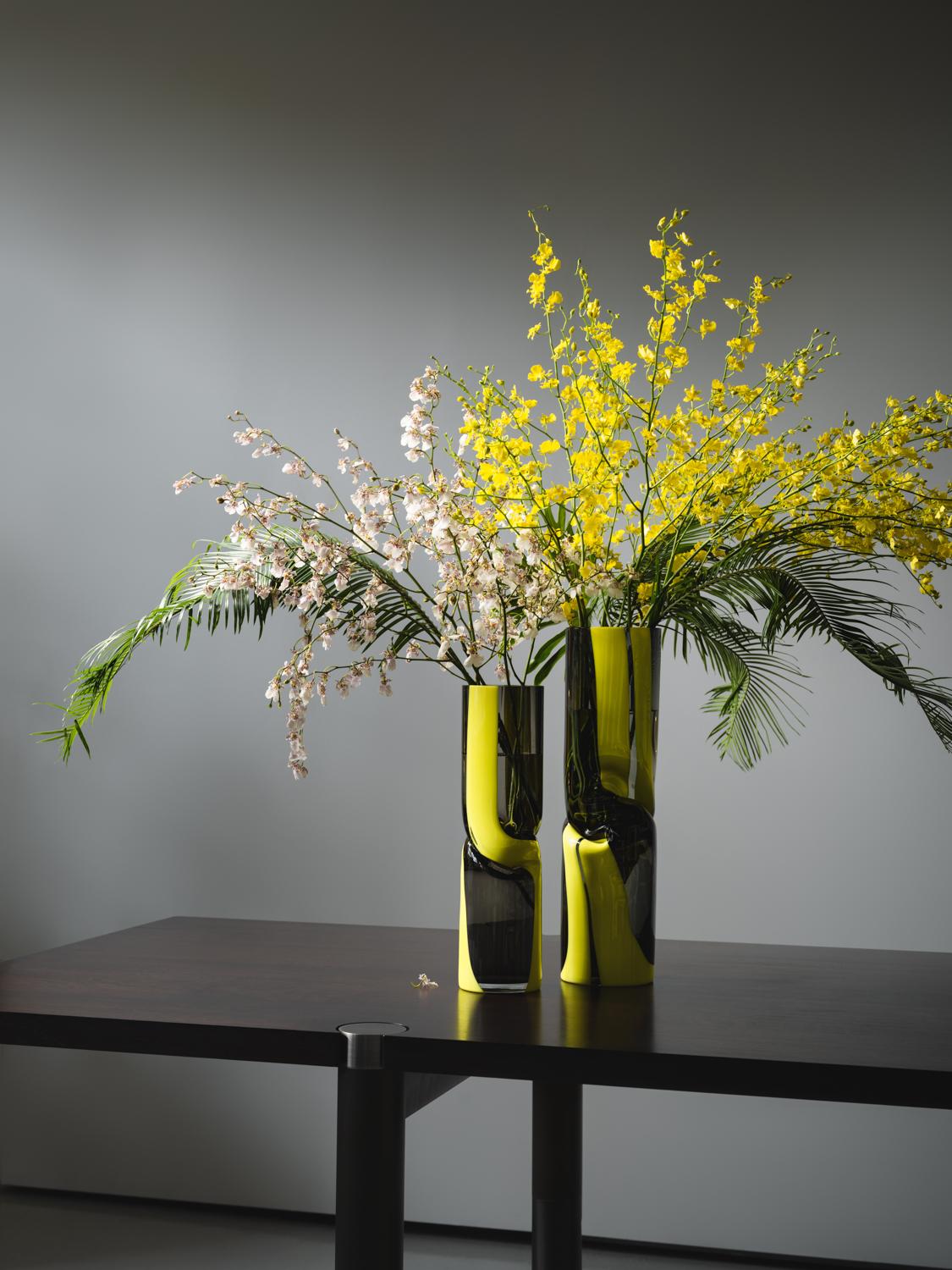 Large Crushed Glass Vase: Black & White Hand Blown Glass by Avram Rusu Studio For Sale 2