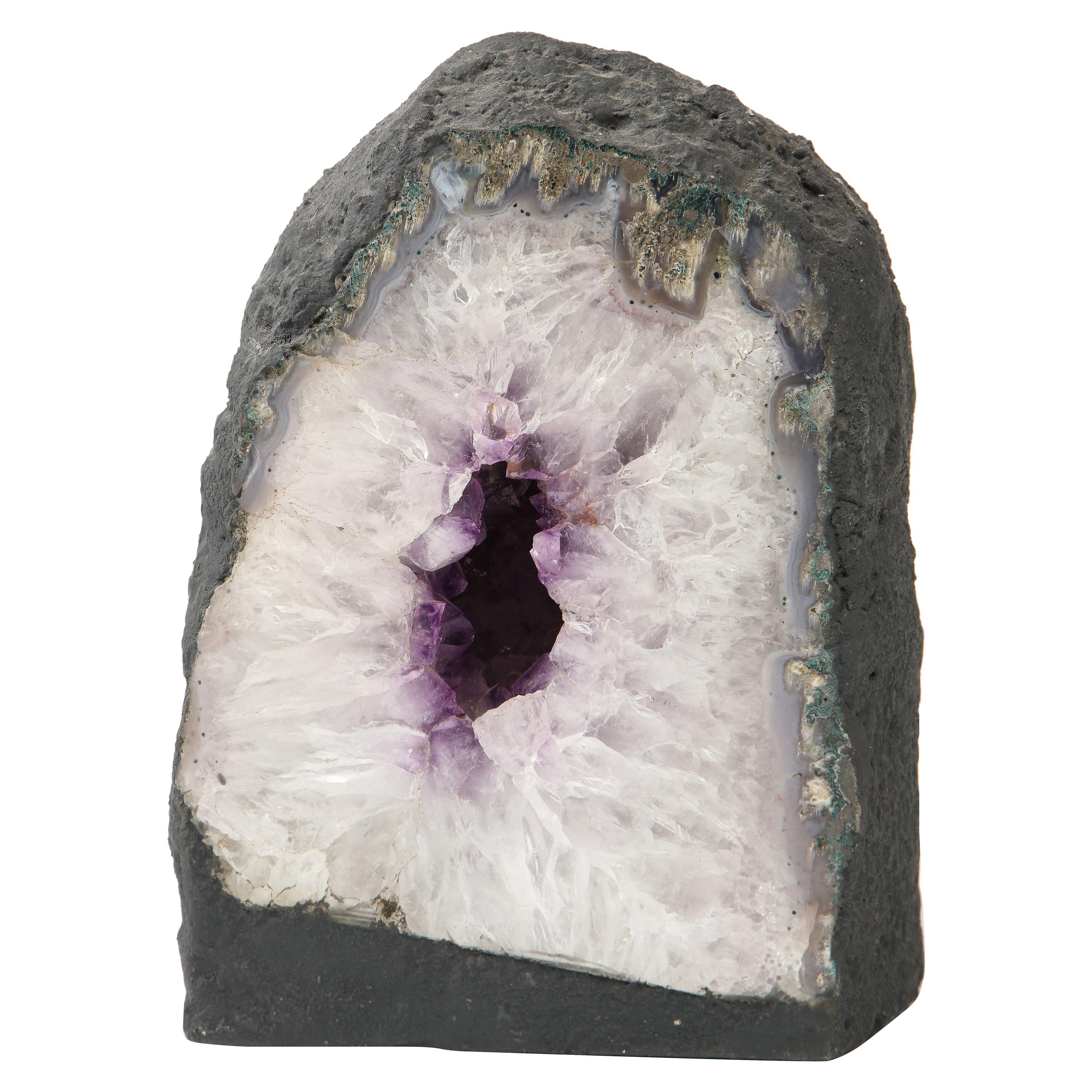Amethyst-Geode-Exemplar aus Kristall