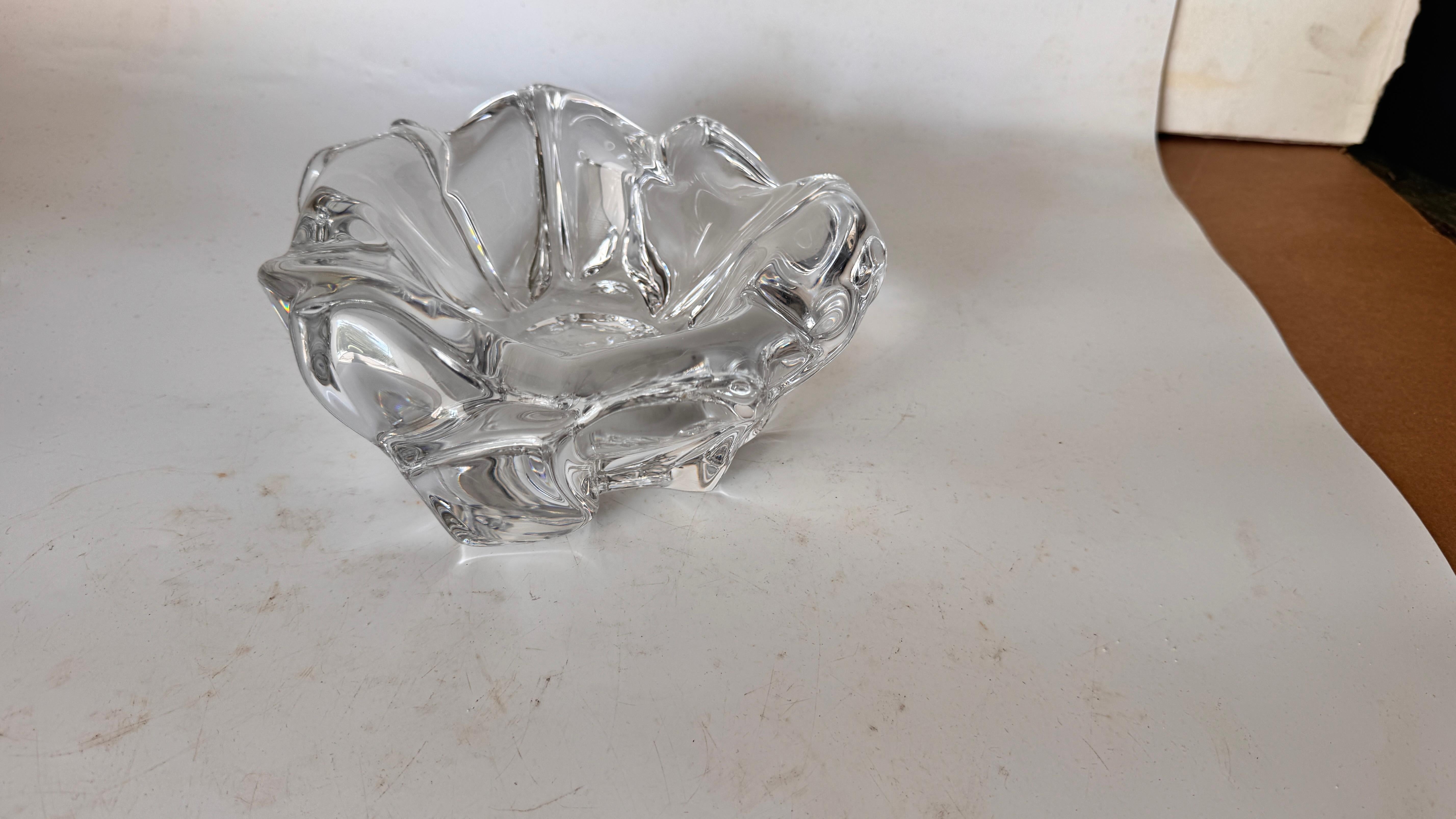 Français Grand cendrier en cristal de DAUM - France, années 1960 - Pièce de collection importante en vente