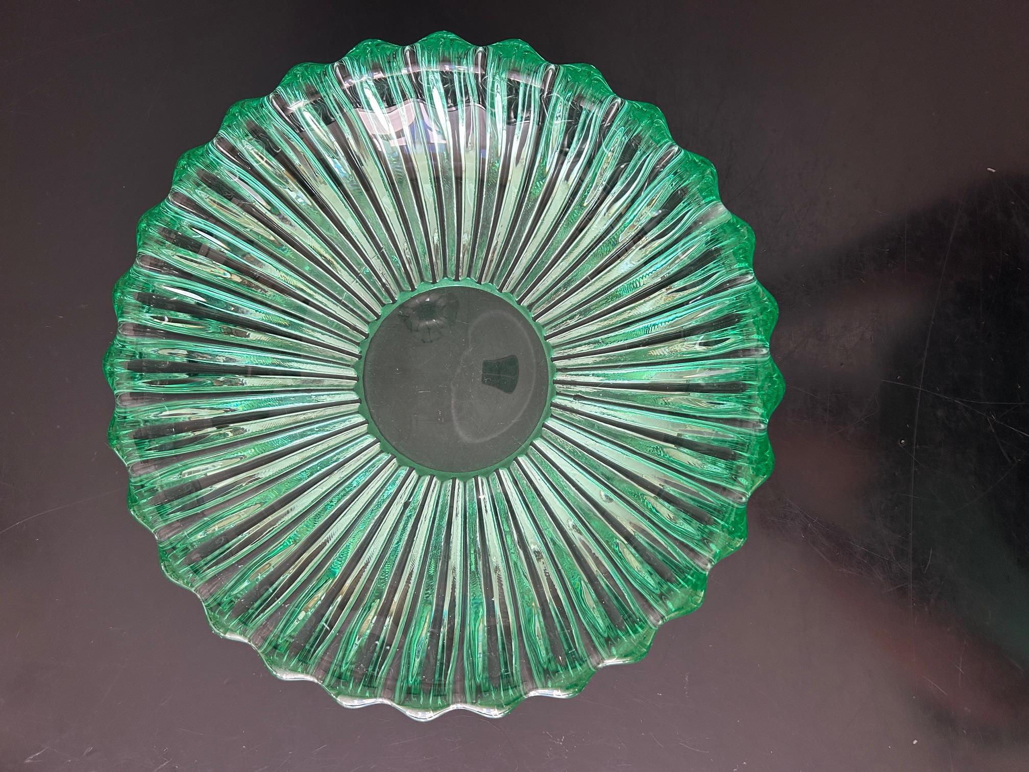 Grande ciotola Art Deco di Pierre D'Avesn - Verde smeraldo. 
Raro e scultoreo pezzo di design Art Déco, questa grande ciotola in vetro stampato si distingue per la sua tonalità verde smeraldo e l'elegante geometria. 
Pierre D'Avesn (1901-1990), il