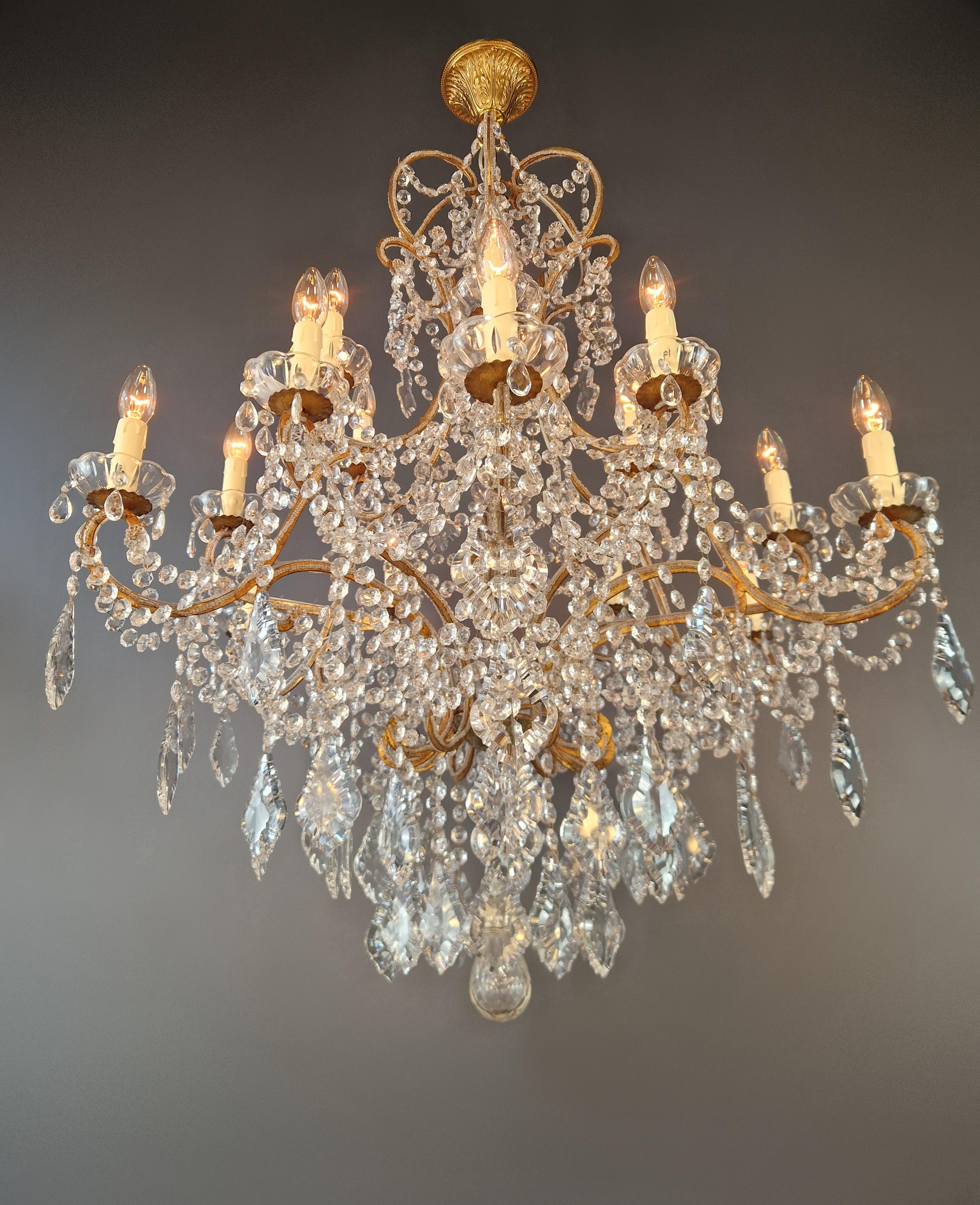 Européen Grand candélabre en cristal, lustre antique, classique, traditionnel, solide, large en vente