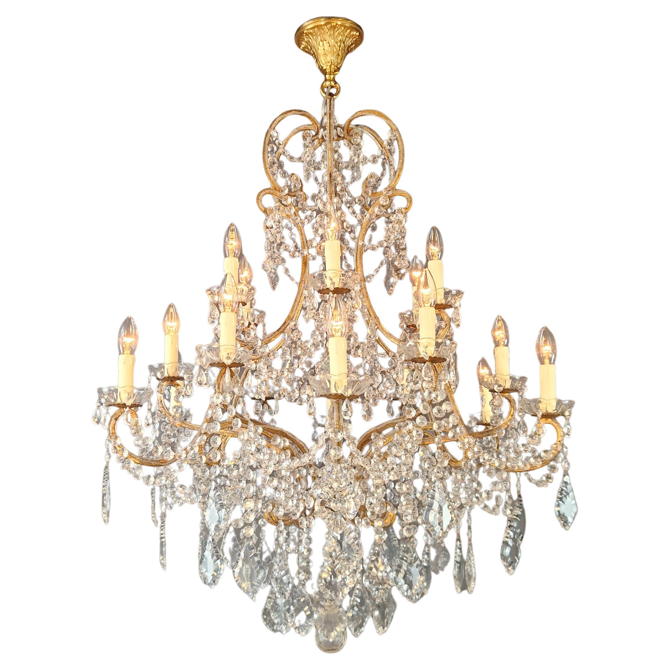 Grand candélabre en cristal, lustre antique, classique, traditionnel, solide, large en vente
