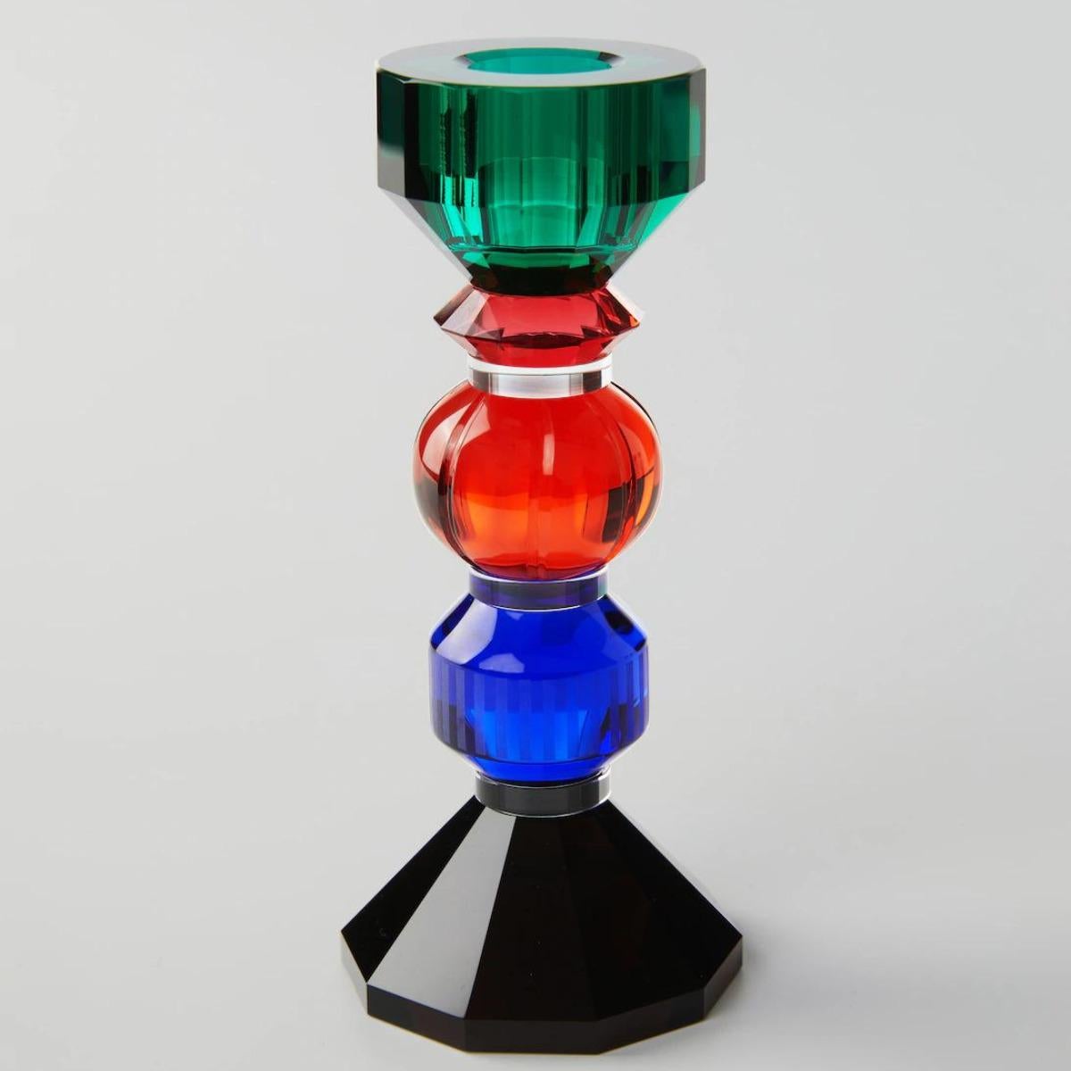Grande candeliere in cristallo, modello YA, 21° secolo.

Delizioso candeliere contemporaneo in cristallo dai colori allegri. 
Tempo di produzione stimato: da 2 a 6 settimane.

H. H. : 15 cm ; D. A. : 7 cm
