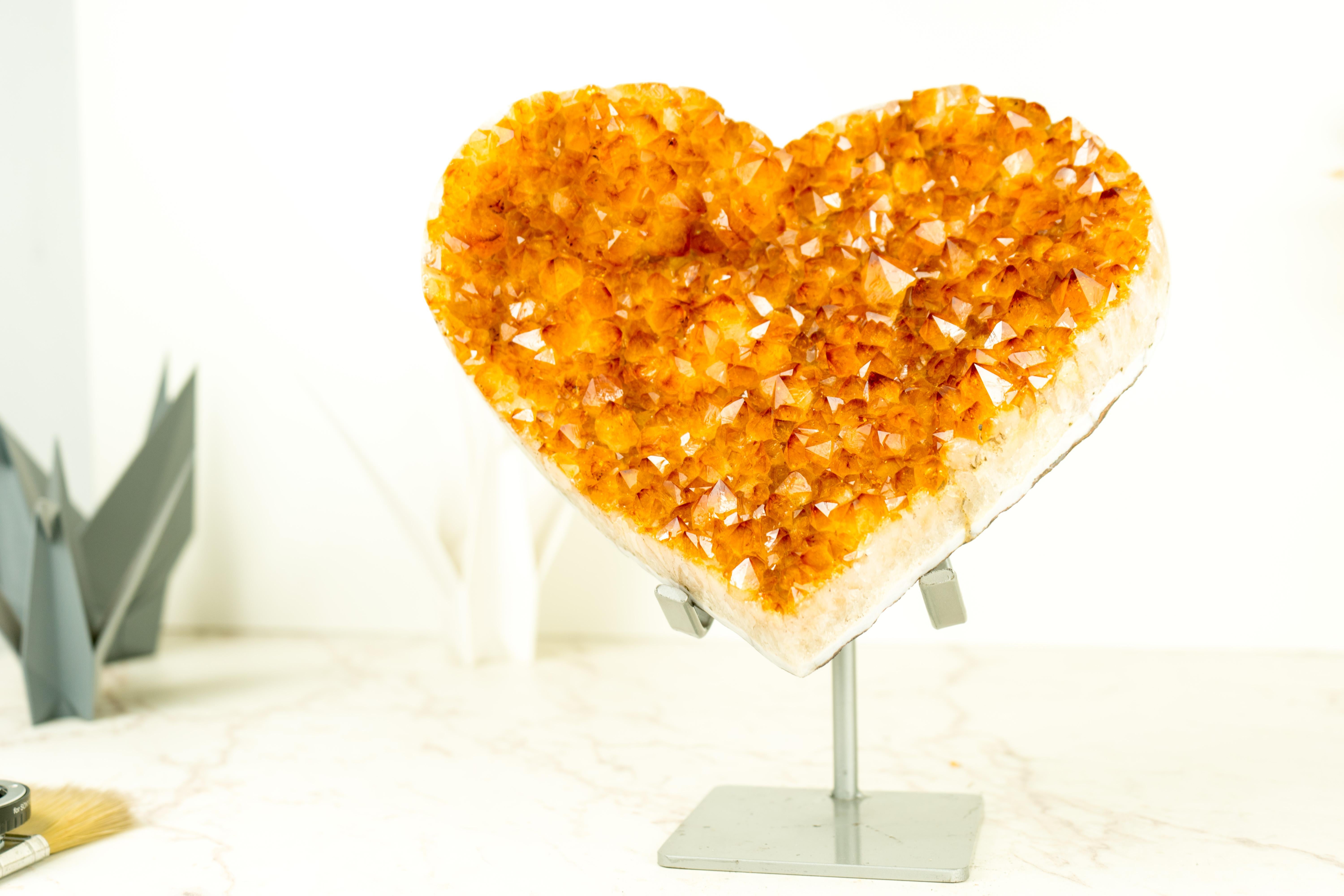 Grande scultura di cristallo con cuore di citrino scolpito da un cluster di citrino arancione in vendita 8