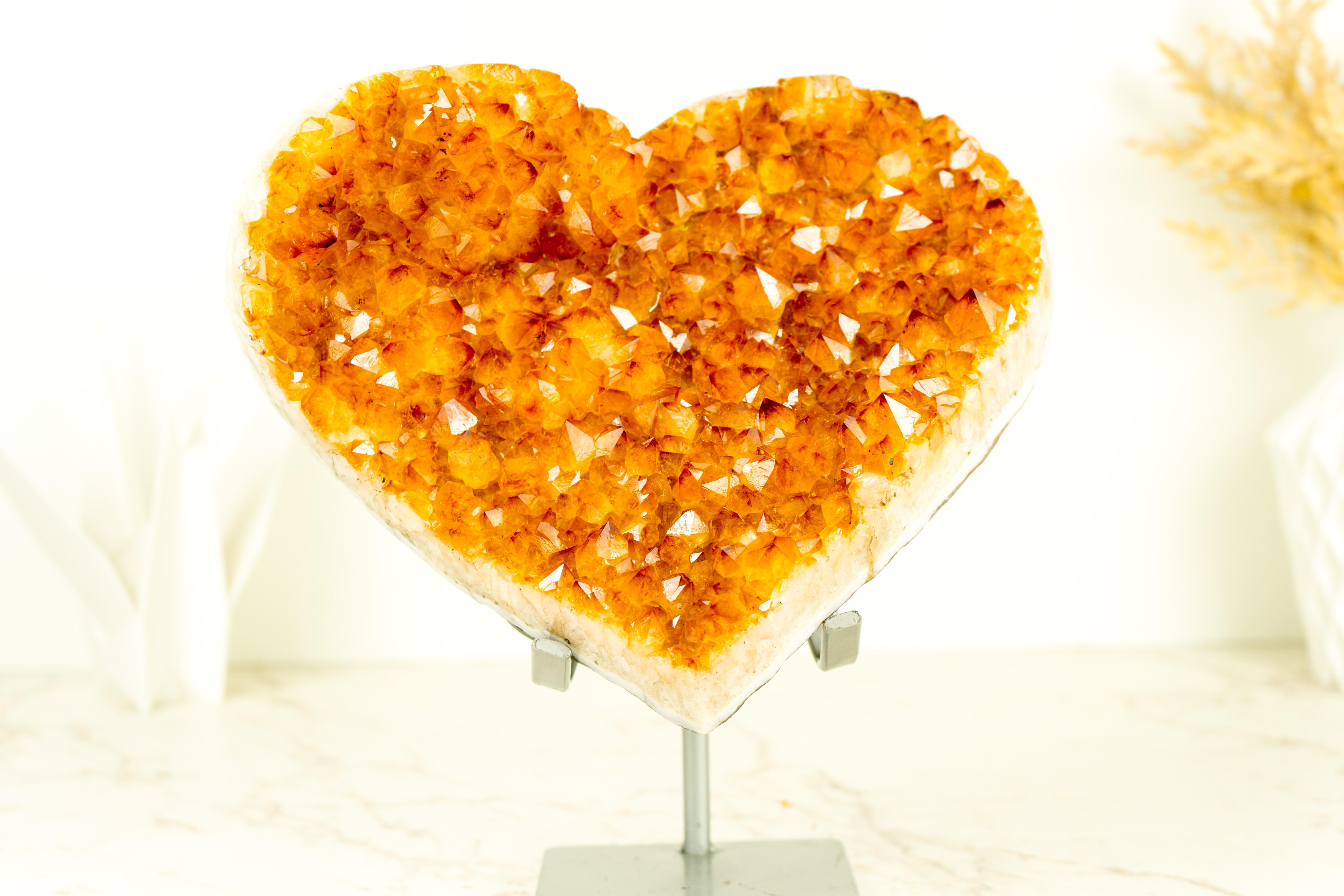 Grande scultura di cristallo con cuore di citrino scolpito da un cluster di citrino arancione in vendita 2