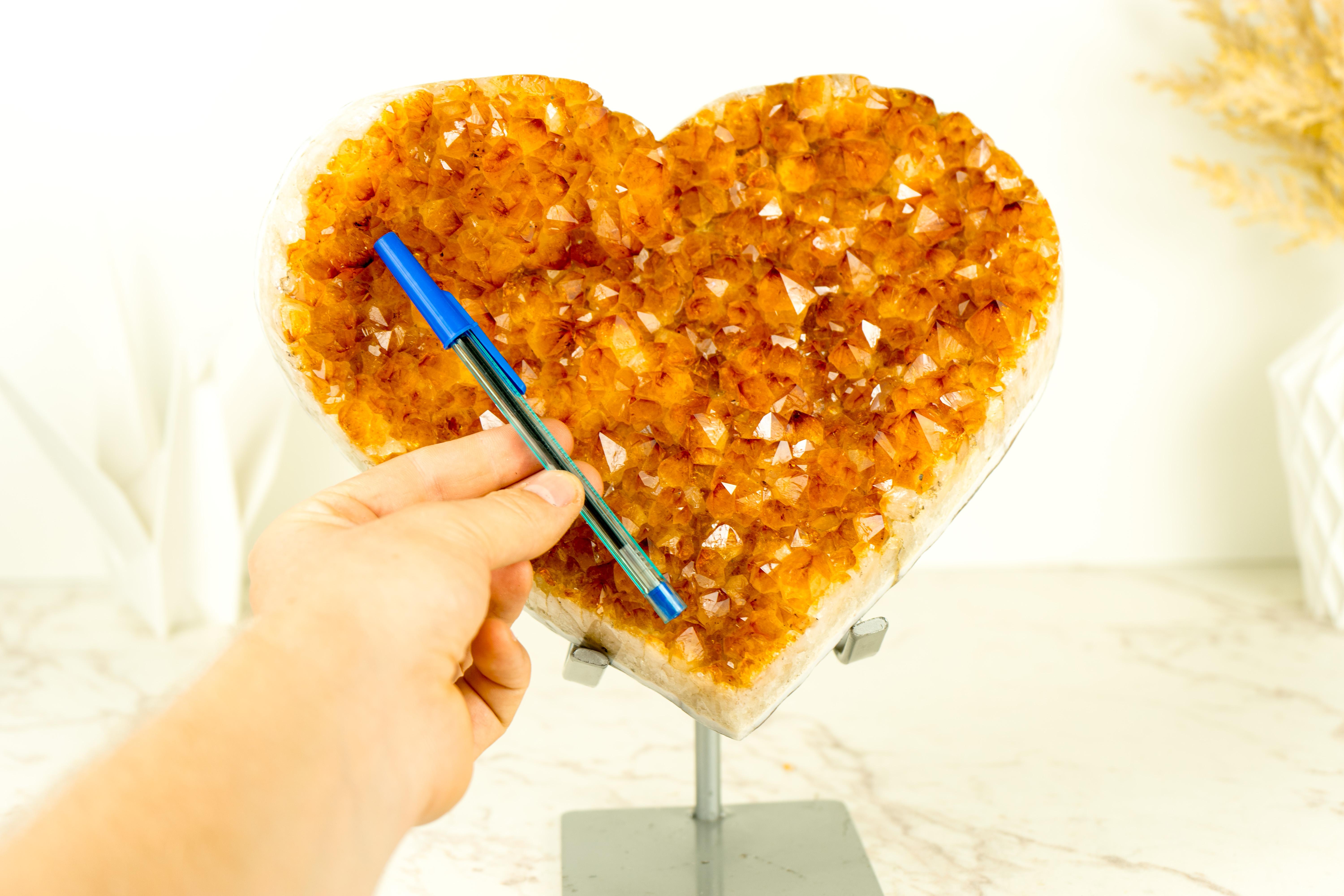 Grande scultura di cristallo con cuore di citrino scolpito da un cluster di citrino arancione in vendita 3