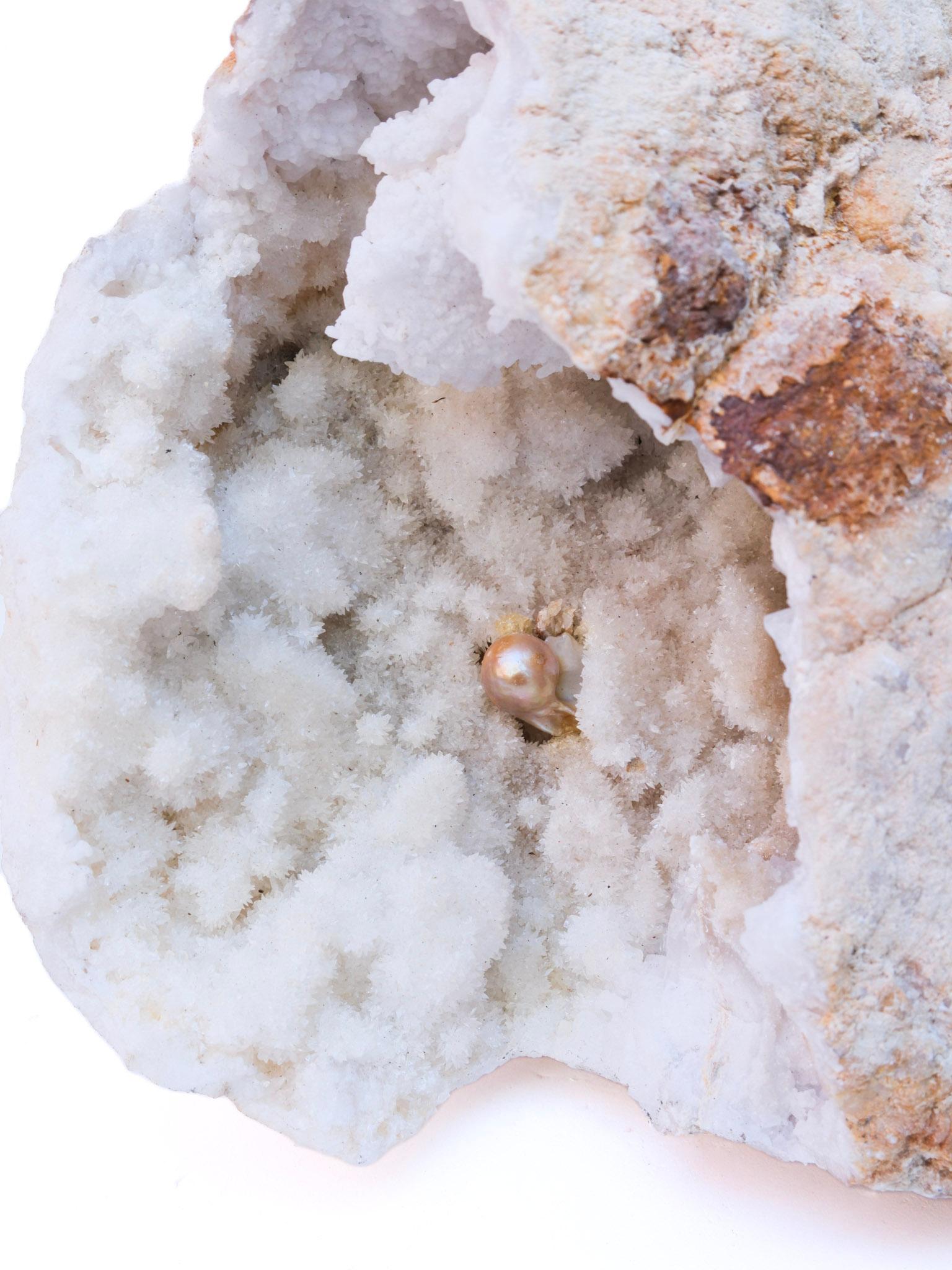 Großer Kristall-Geode mit Barockperlen und Barockperlen (Prähistorisch) im Angebot