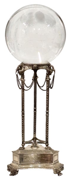 Große Kristallglaskugel auf Stativständer im Empire-Stil aus Silberblech