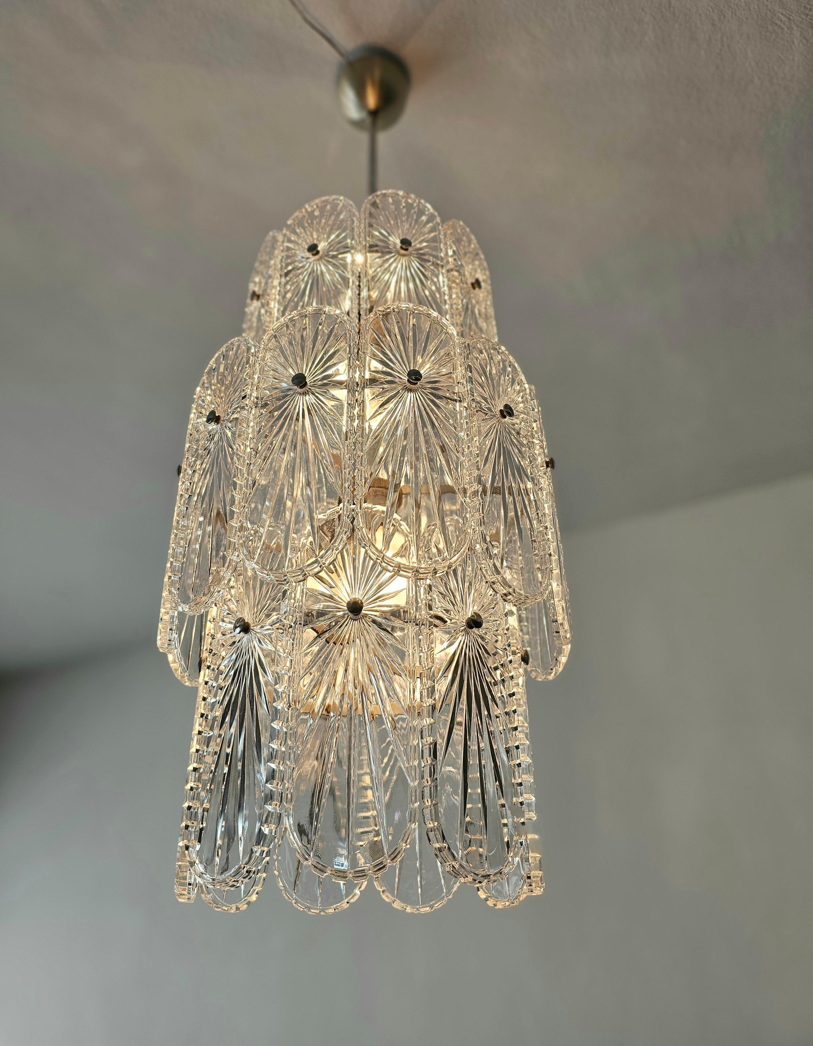 Elegant chandelier with 30 crystal elements. Divided into three levels, on a chromed steel structure. Illuminated by 9 lights divided on each level. Please watch the video and photos carefully, thank you.

Glass measurements: 30 x 10 x 1.8