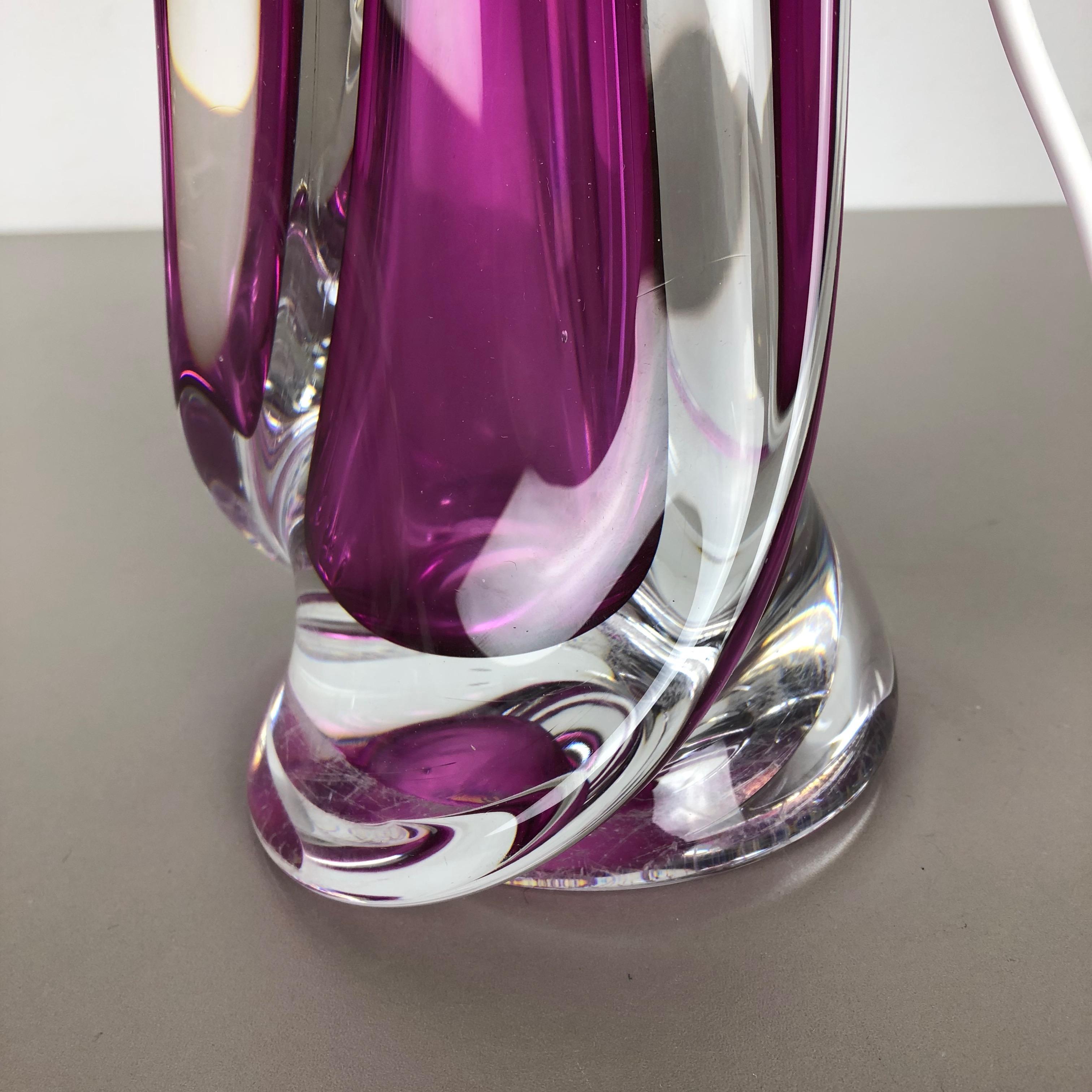 Grande lampe de bureau rose en verre de cristal du Val Saint Lambert, Belgique, années 1960 Bon état - En vente à Kirchlengern, DE