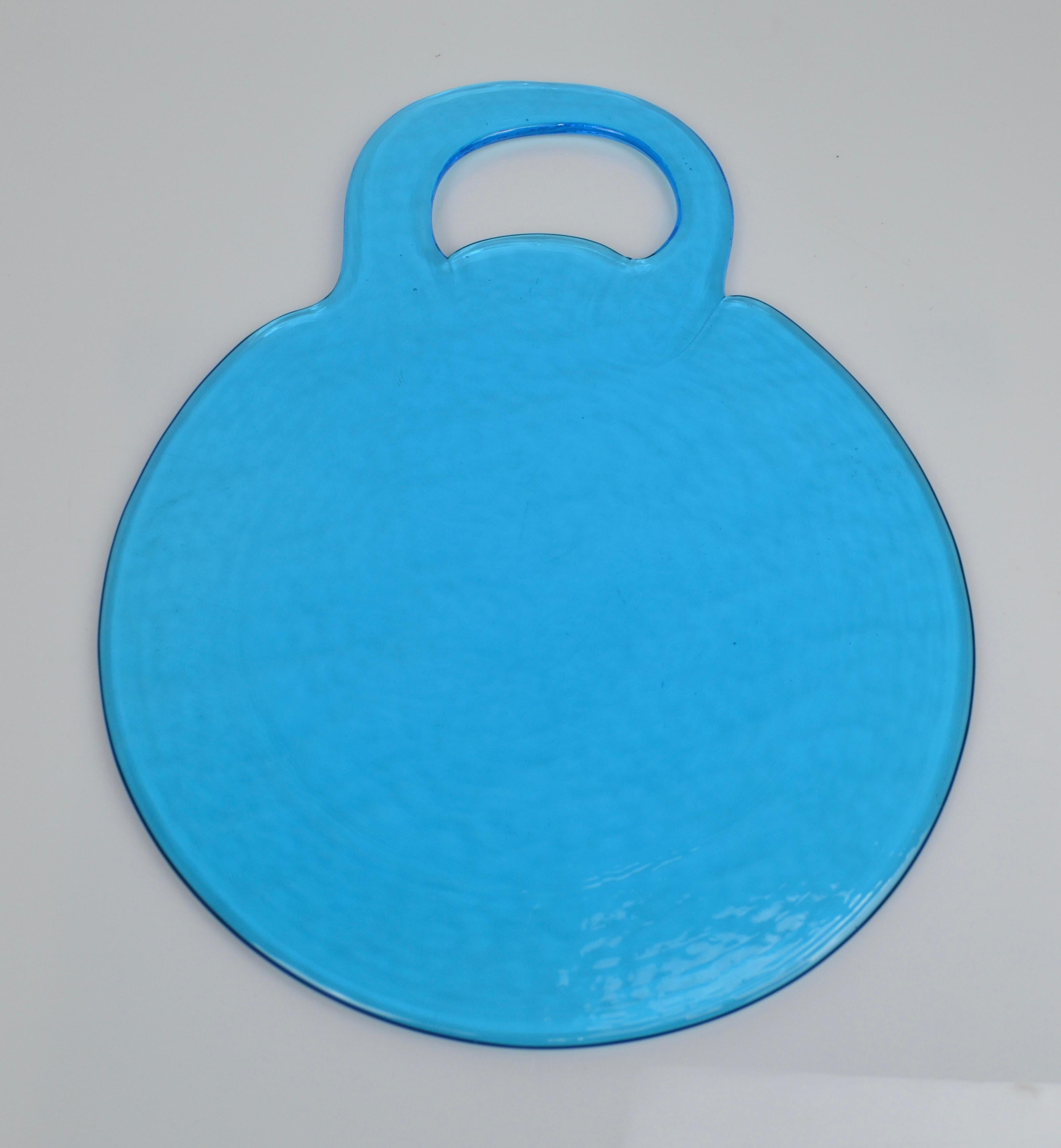 Grande vassoio vintage in vetro blu traslucido, prodotto negli anni '70 dalla casa svedese Lindshammar e disegnato da Gösta Sigvard.
Colore superbo