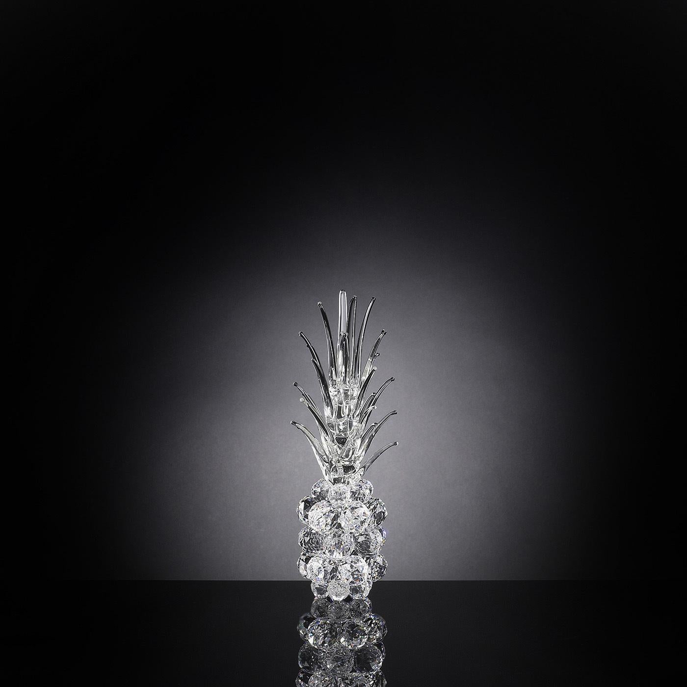 This splendid crystal sculpture is masterfully handmade using traditional crafting techniques. Boasting a sleek yet charming profile, its pineapple-shaped silhouette will add a luminous accent to a modern and elegant decor. A stunning decorative