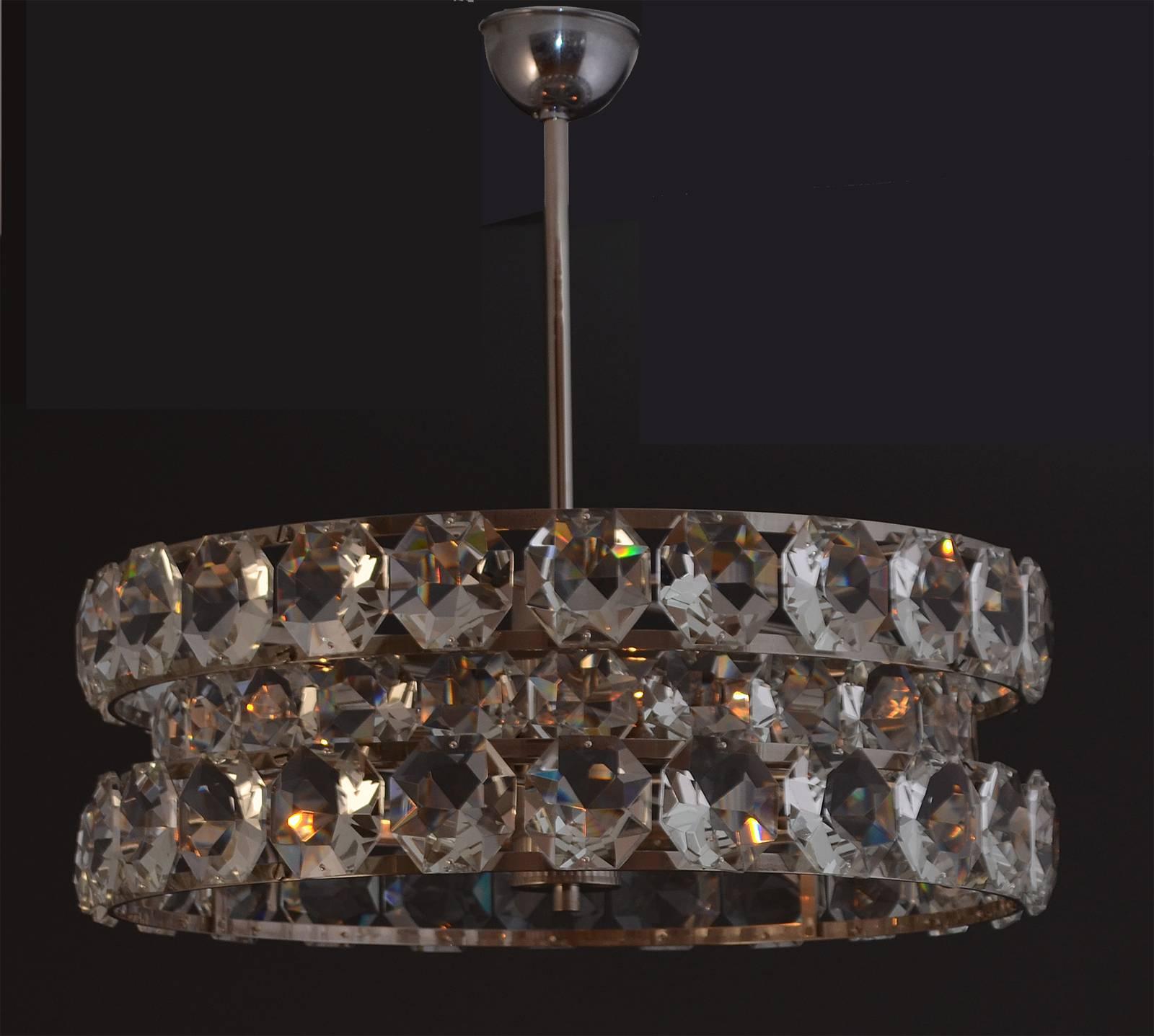 Lampadario in cristallo molto solido e pesante progettato negli anni '60. In tre file sono disposti 26 prismi di vetro molto grandi (2,4