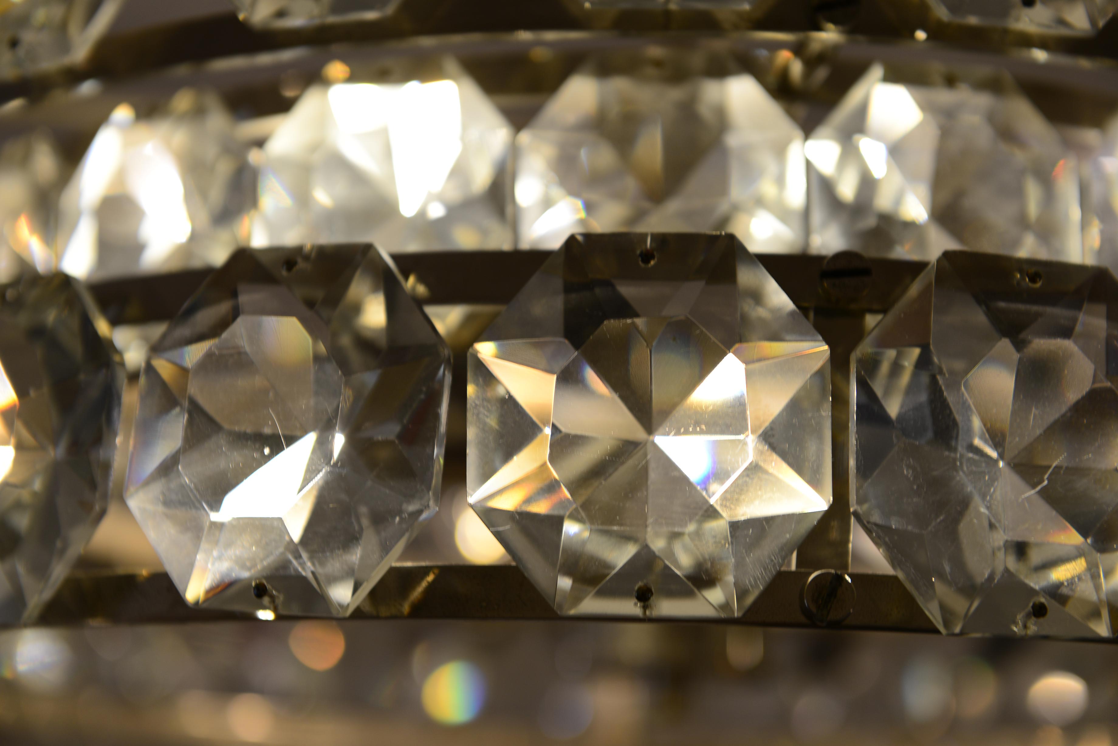 Austriaco Grande lampadario in cristallo e ottone Vienna Mid-Century Modern, Re-Edition in vendita