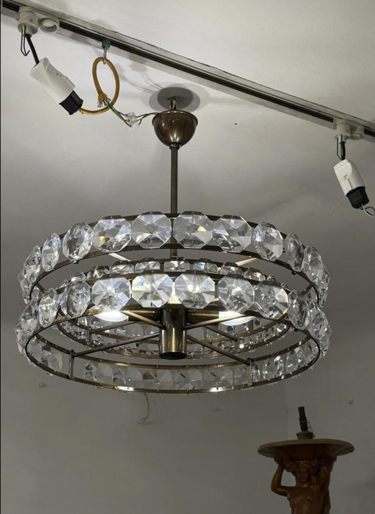 Großer Kronleuchter aus Kristallglas und Messing, Wiener Mid-Century Modern, Neuauflage (Handgefertigt) im Angebot