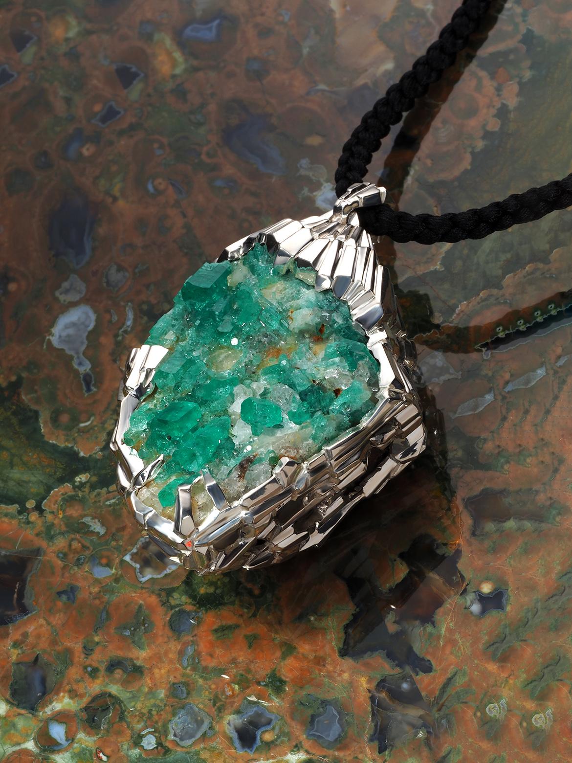 Large Crystals of Colombian Emerald Necklace Silver In New Condition For Sale In Berlin, DE