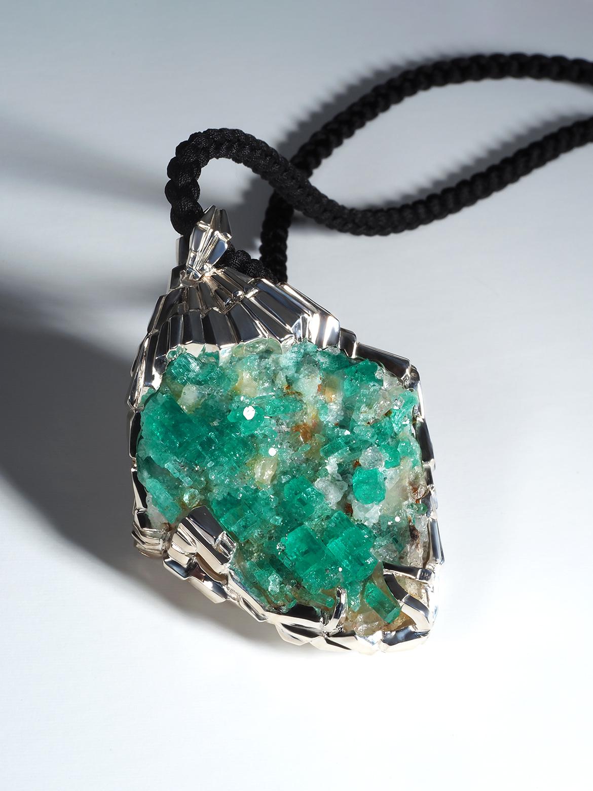 Collana con grandi cristalli di smeraldo colombiano A. Silver in vendita 5