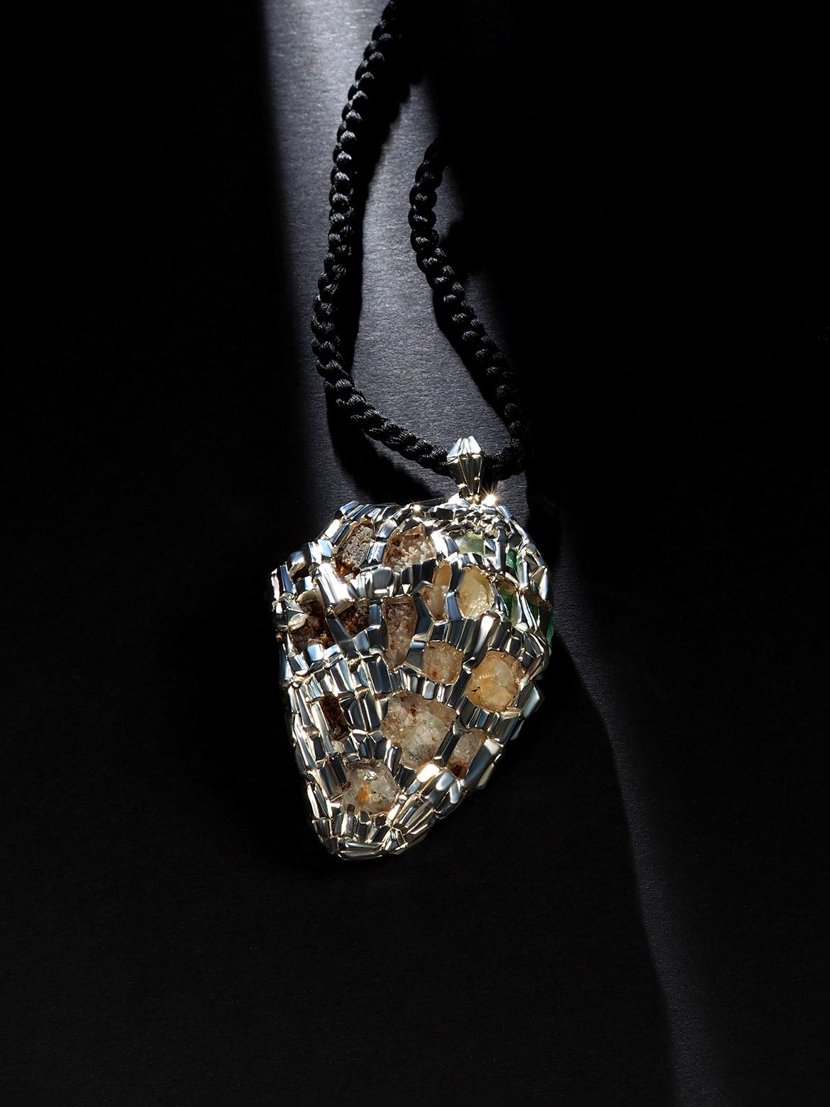 Collier de grands cristaux d'émeraude de Colombie en argent Neuf - En vente à Berlin, DE
