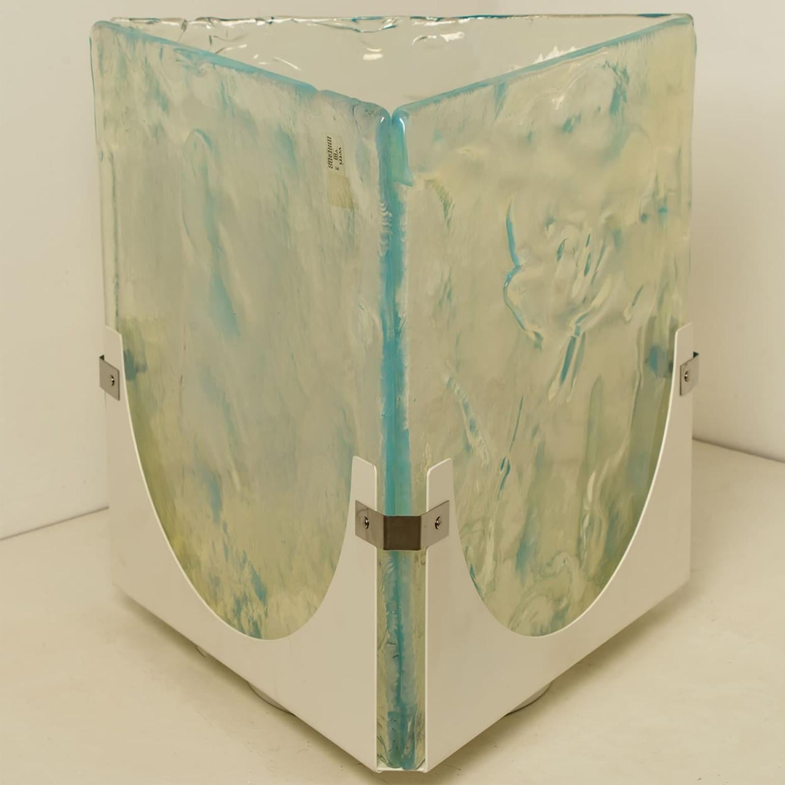 Wonderful high-end large triangle glass table or floorlamp. Thick textured glass. From Leucos, 1970.

This triangle is a real eyecatcher and fits in various interiors. Illuminates beautifully.

Cleaned and well-wired, in full working order and ready