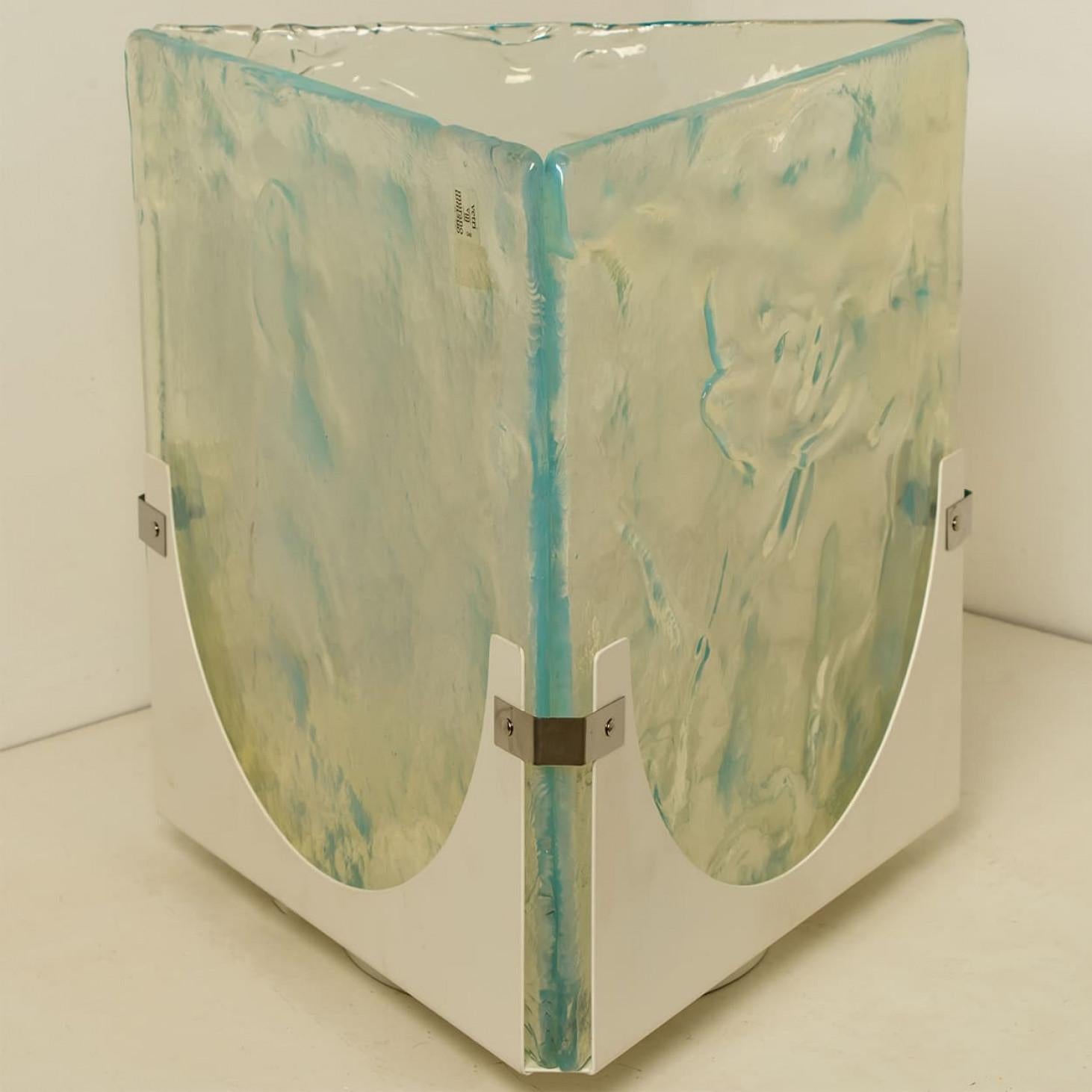 Maravillosa lámpara de sobremesa o de pie triangular grande de cristal de alta gama. Cristal con textura gruesa. De Leucos, 1970.

Este triángulo llama la atención y encaja en varios interiores. Ilumina maravillosamente.

Limpio y bien cableado, en