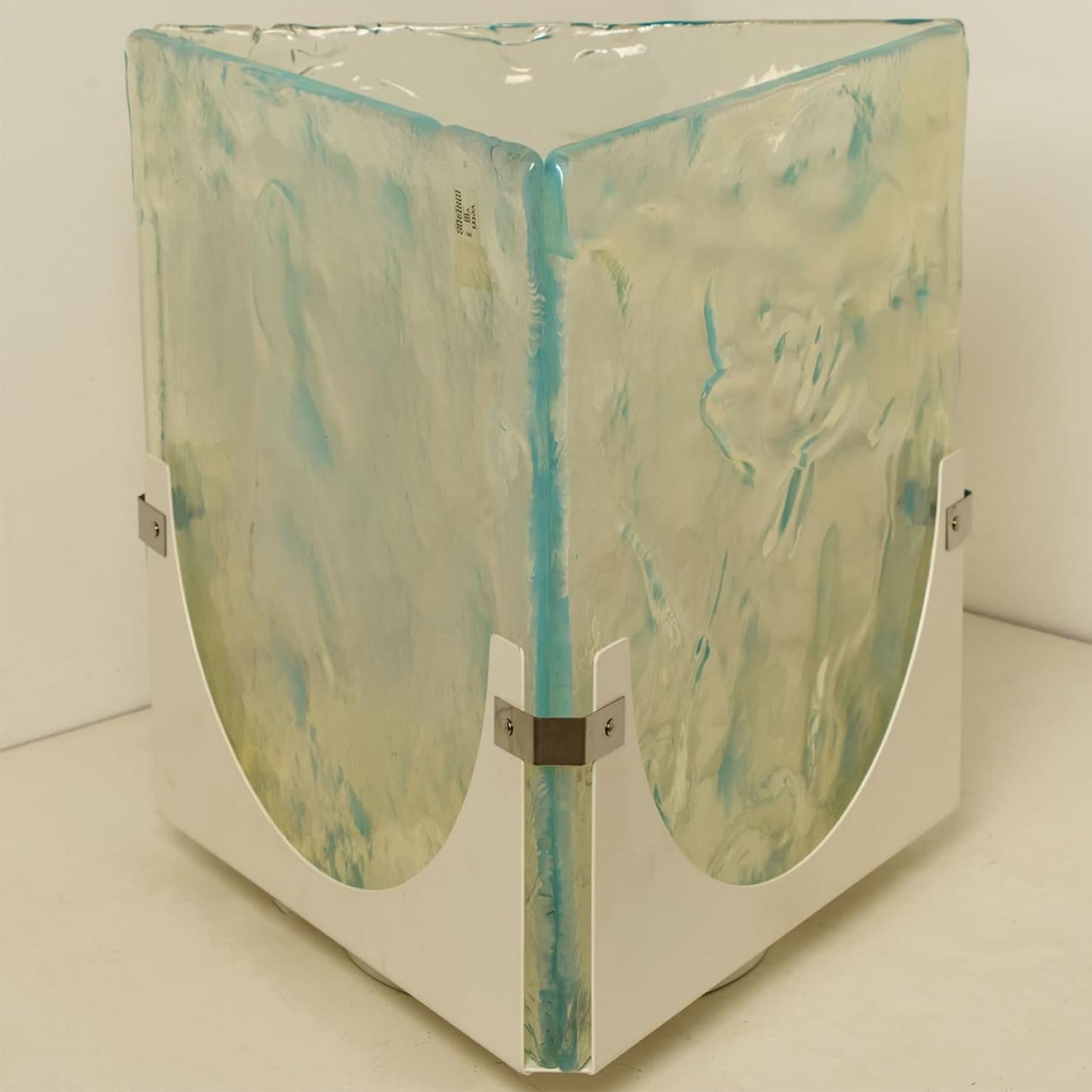 Splendida lampada da tavolo o da terra in vetro triangolare di grandi dimensioni. Vetro spesso e strutturato. Da Leucos, 1970.

Questo triangolo è un vero e proprio richiamo visivo e si adatta a diversi interni. Illumina meravigliosamente.

Pulito e