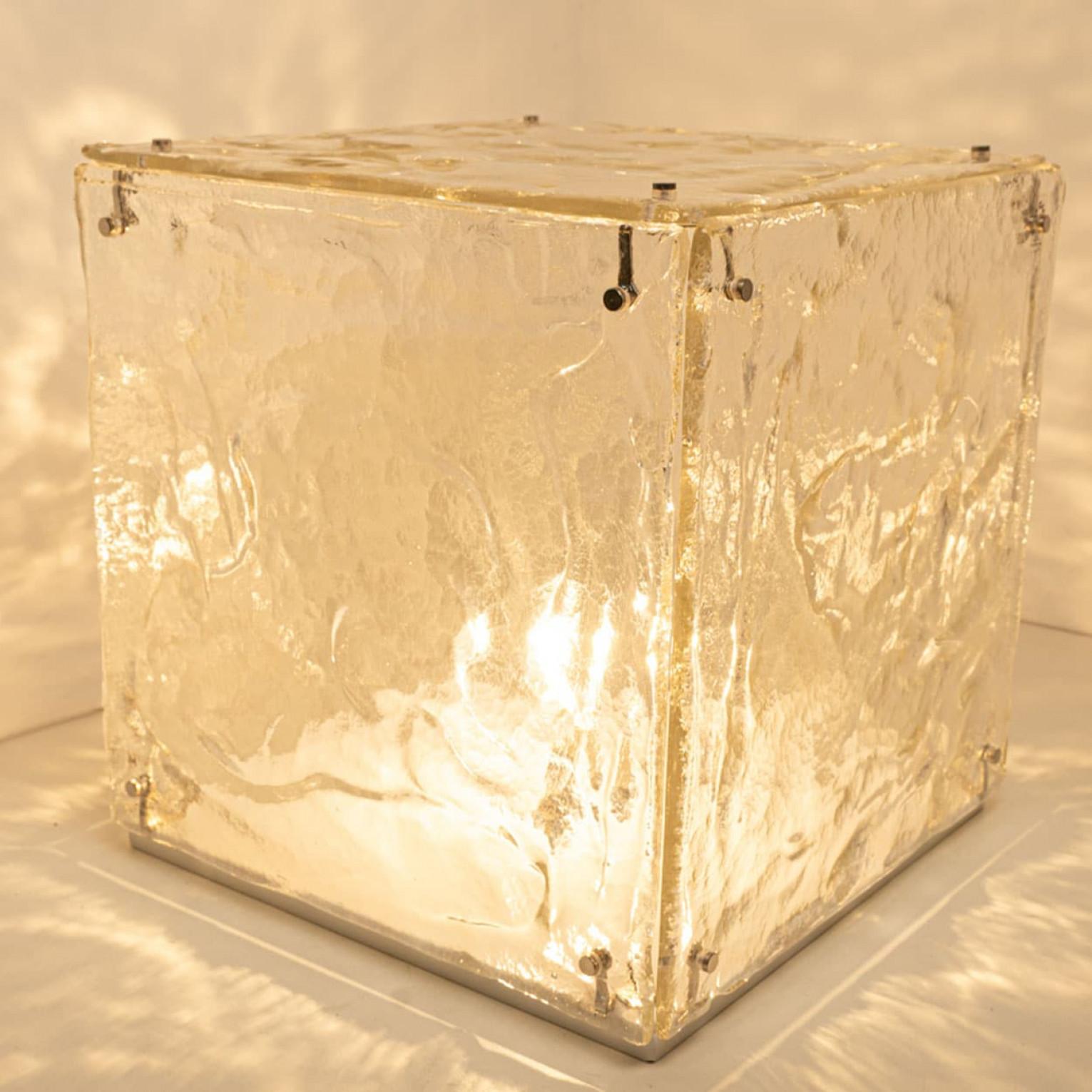 Maravillosa lámpara de sobremesa o de pie de cristal cúbico grande de gama alta. Cristal con textura gruesa. Diseñado por Carlo Nason, 1970.

Este cubo llama la atención y encaja en varios interiores. Ilumina maravillosamente.

Limpio y bien