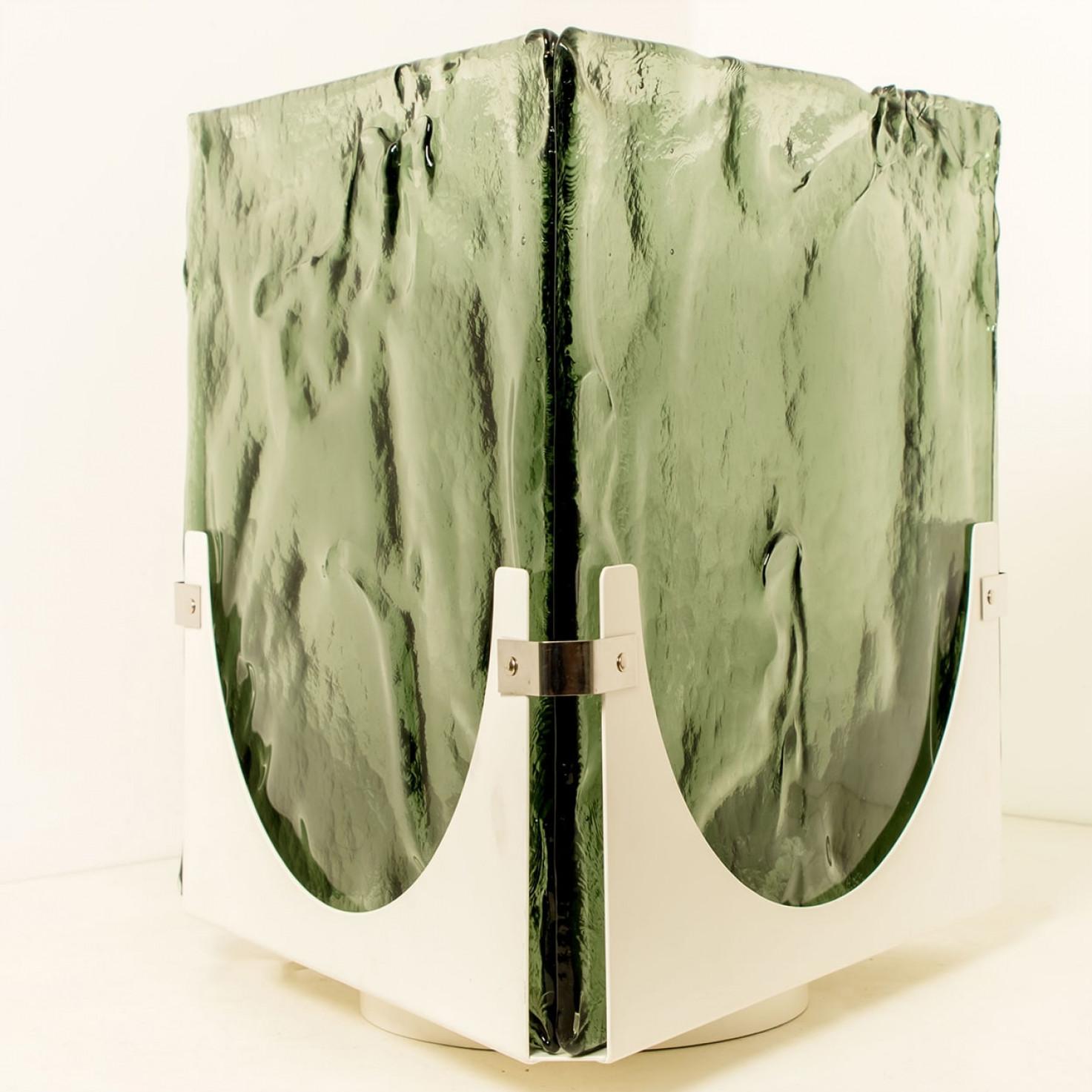 Maravillosa lámpara de sobremesa o de pie triangular grande de cristal verde de alta gama. Cristal con textura gruesa. De Leucos, 1970.

Este triángulo llama la atención y encaja en varios interiores. Ilumina maravillosamente.

Limpio y bien