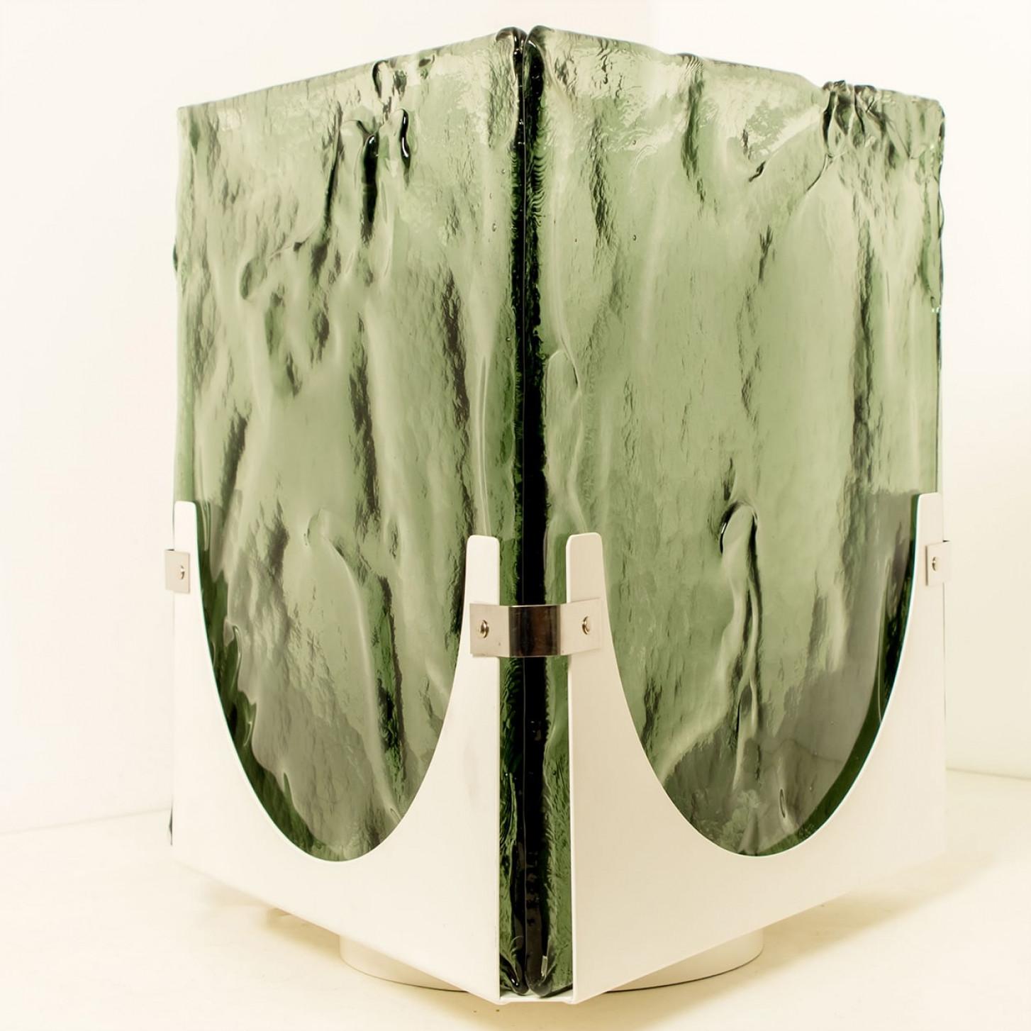 Maravillosa lámpara de sobremesa o de pie triangular grande de cristal verde de alta gama. Cristal con textura gruesa. De Leucos, 1970.

Este triángulo llama la atención y encaja en varios interiores. Ilumina maravillosamente.

Limpio y bien