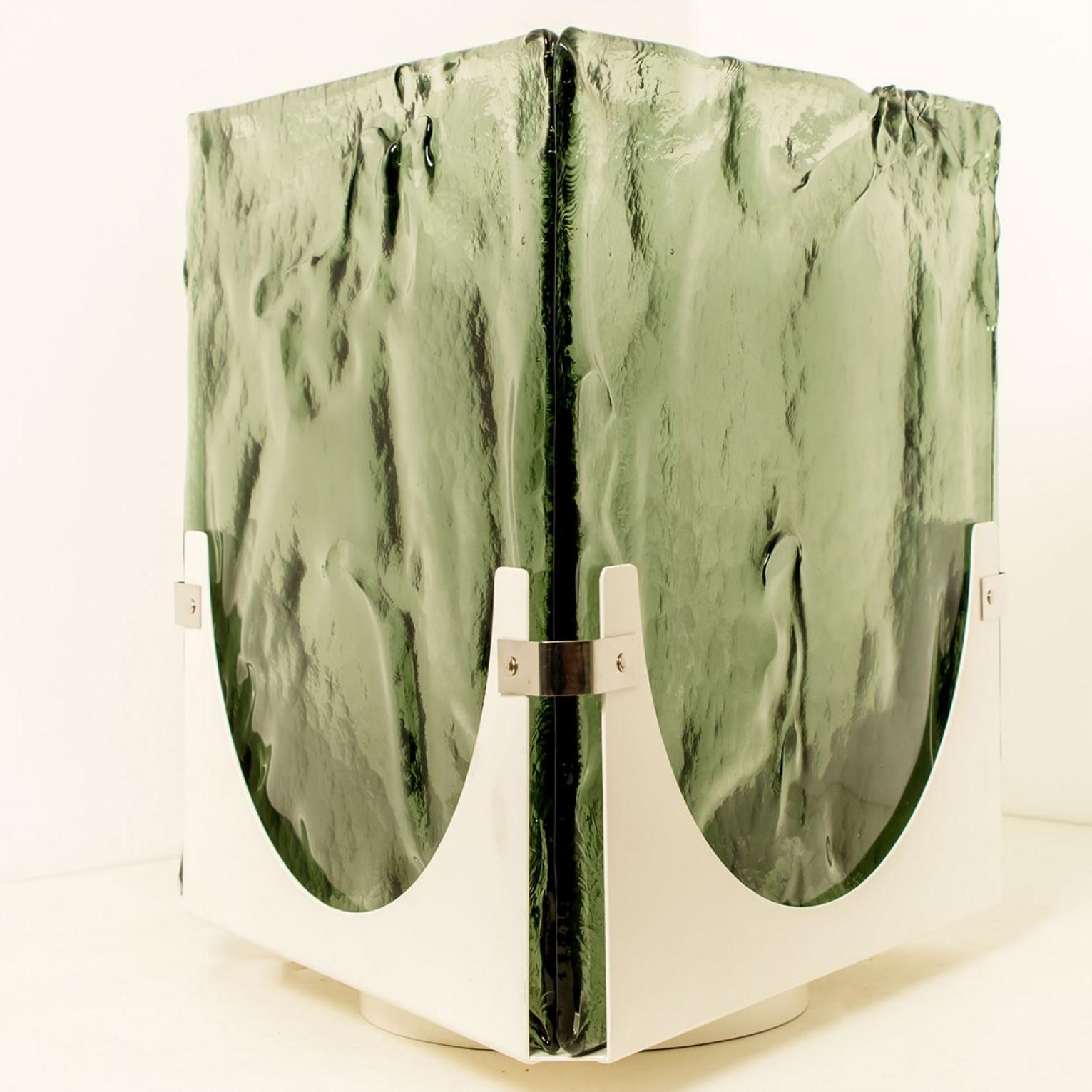 Magnifique lampe de table ou lampadaire en verre vert triangulaire haut de gamme. Verre épais et texturé. De Leucos, 1970.

Ce triangle attire tous les regards et s'adapte à différents intérieurs. Illumine magnifiquement.

Nettoyé et bien câblé, en
